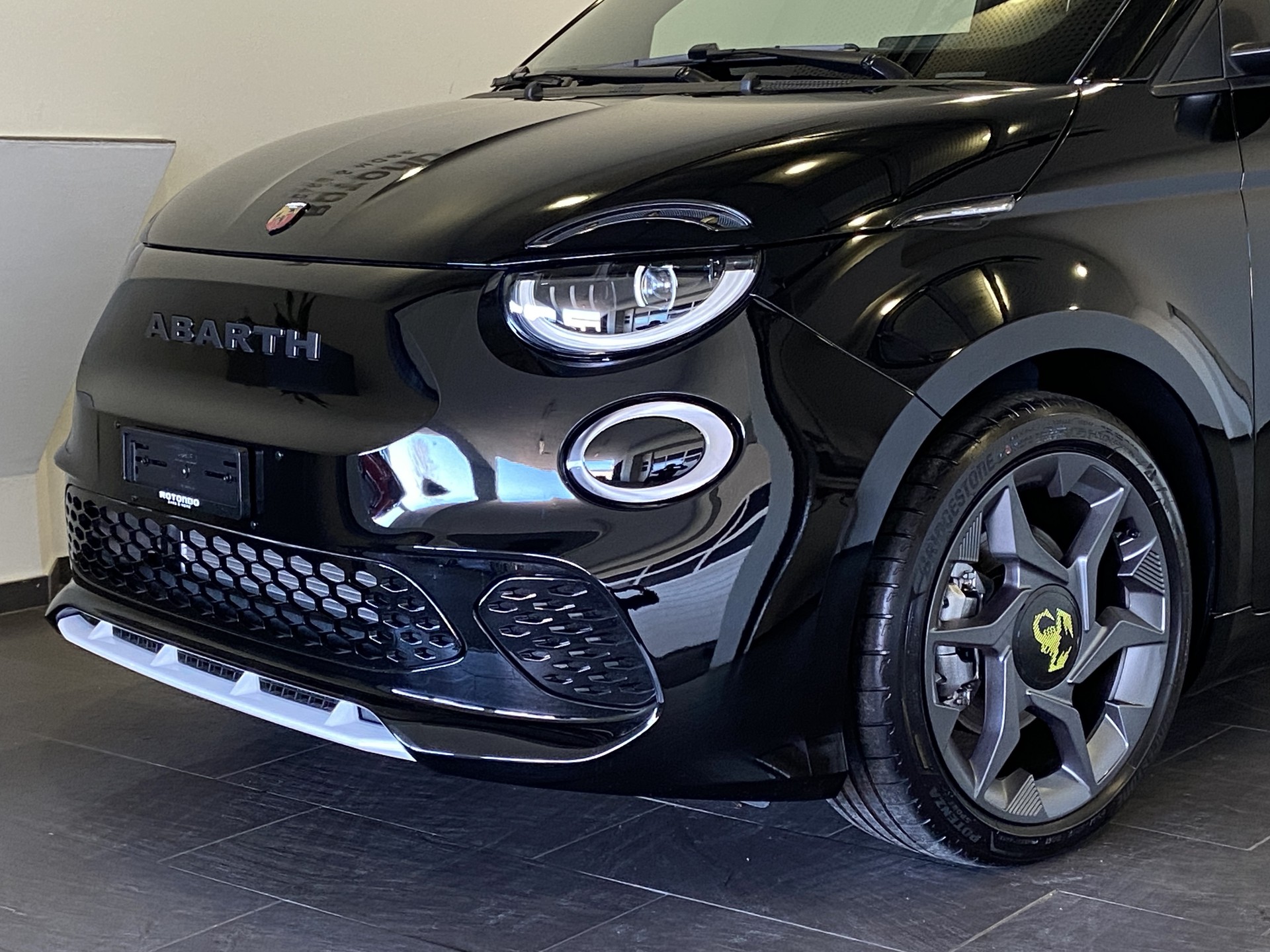 FIAT Abrth 500e-showroom-element-2