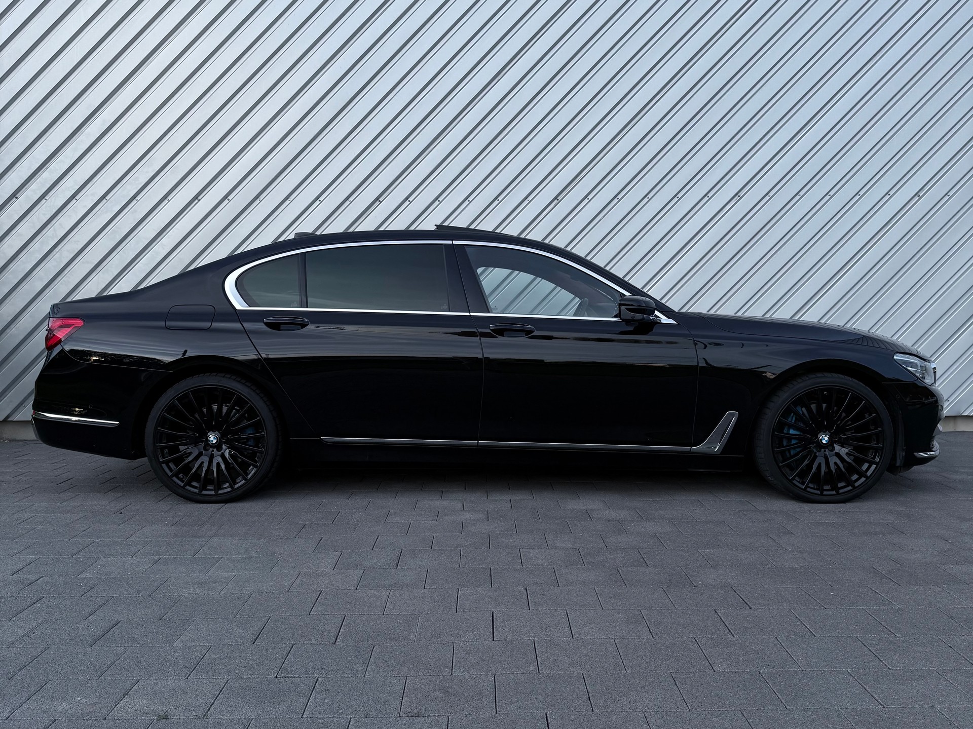 BMW 750Ld xDrive Steptronic-showroom-element-1