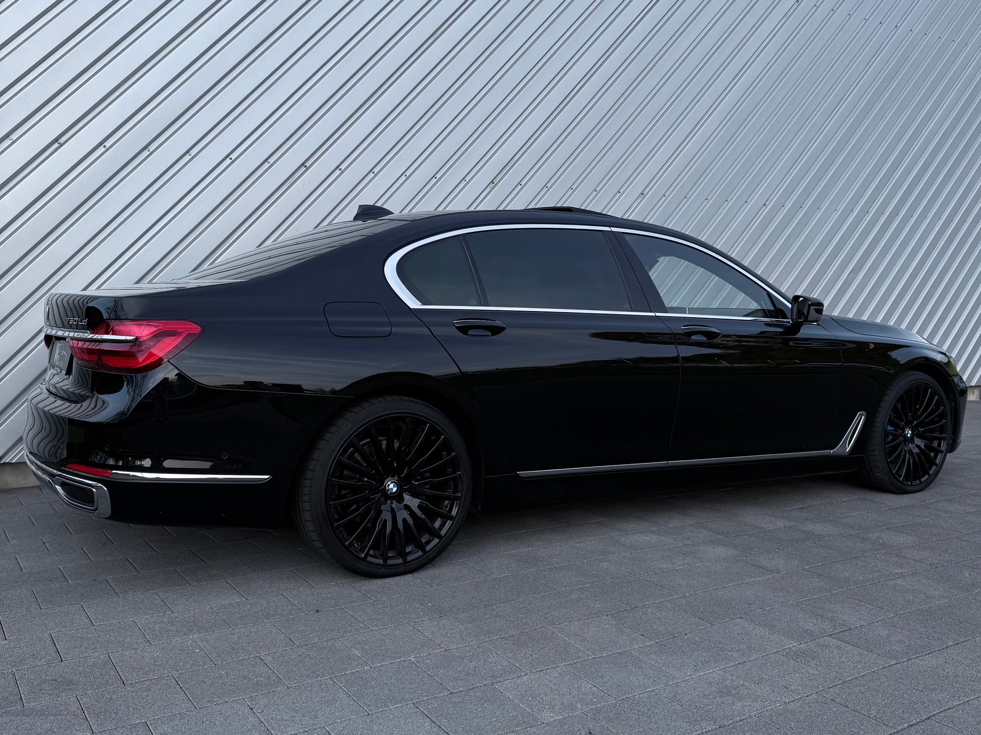 BMW 750Ld xDrive Steptronic-showroom-element-2