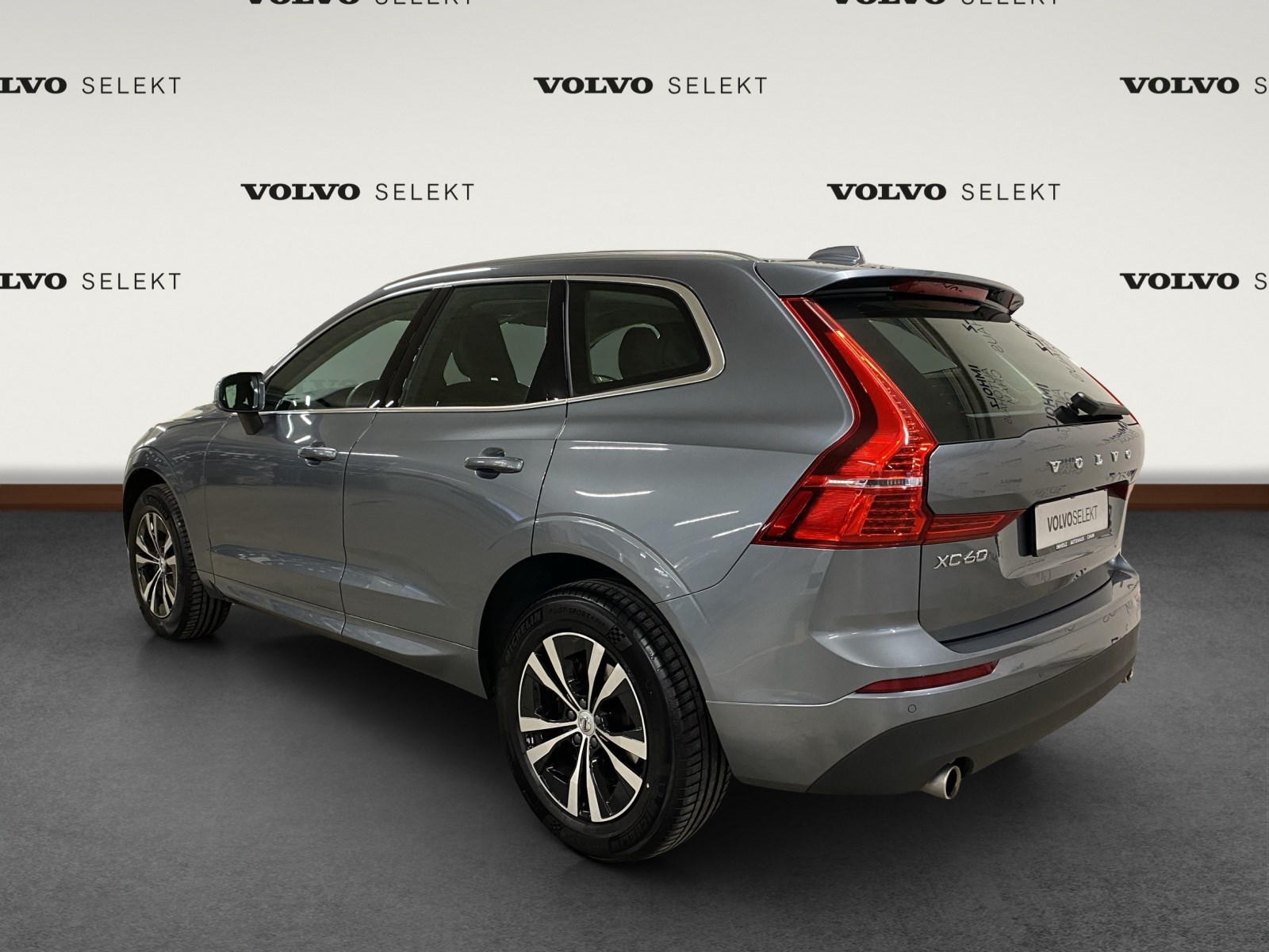VOLVO XC60 2.0 B4 MH Momentum-showroom-element-2