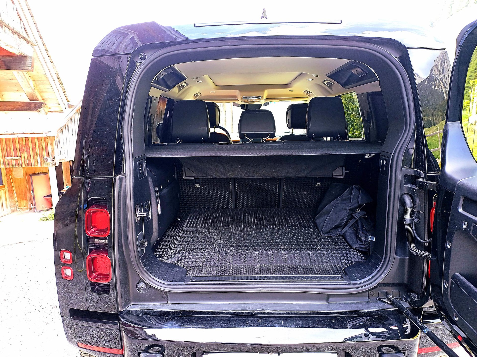 LAND ROVER Defender 110 P400e Si4 PHEV X-Dynamic HSE AT8-image-12