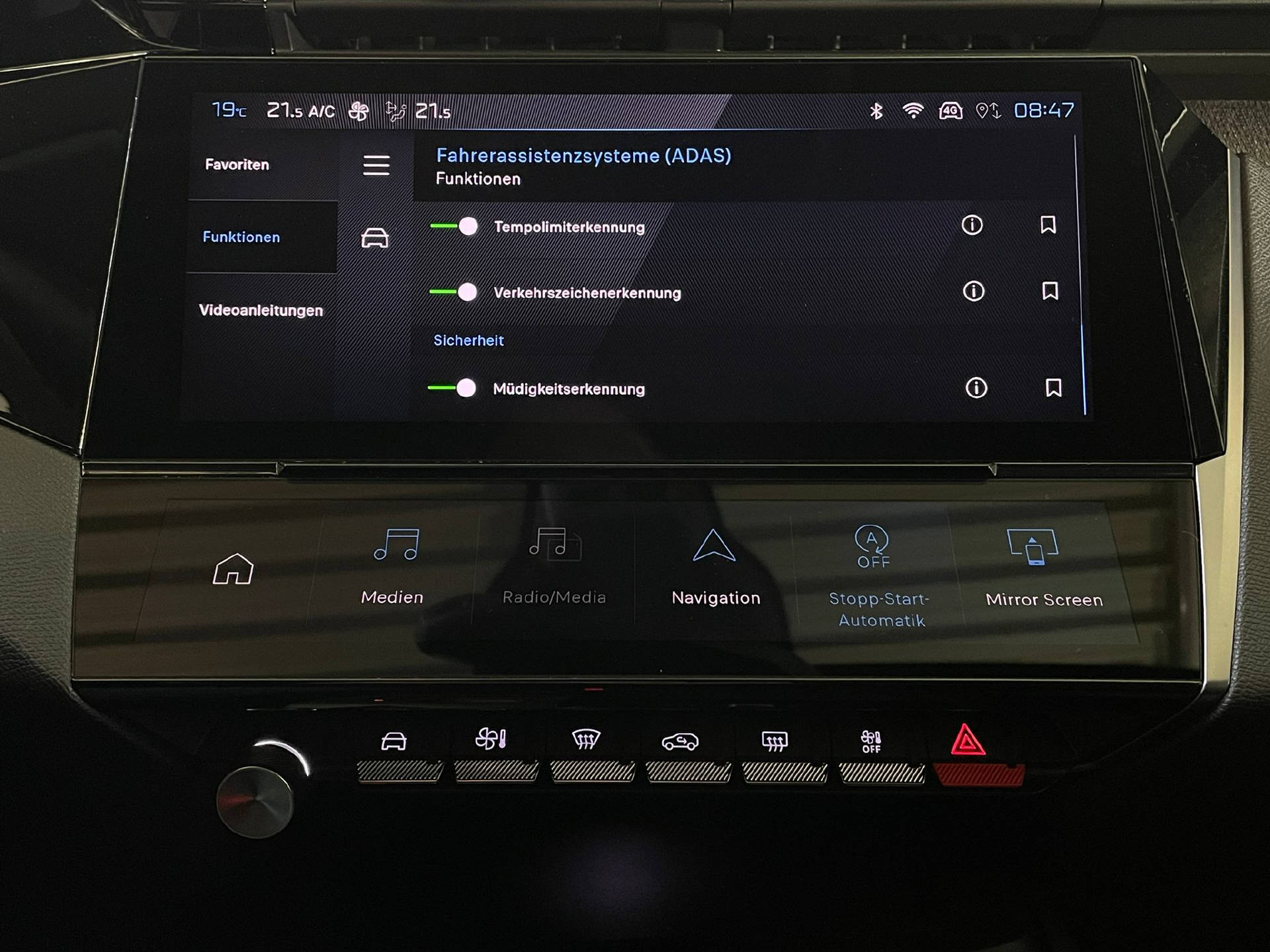 PEUGEOT 308 SW 1.5 BlueHDi Allure-image-13
