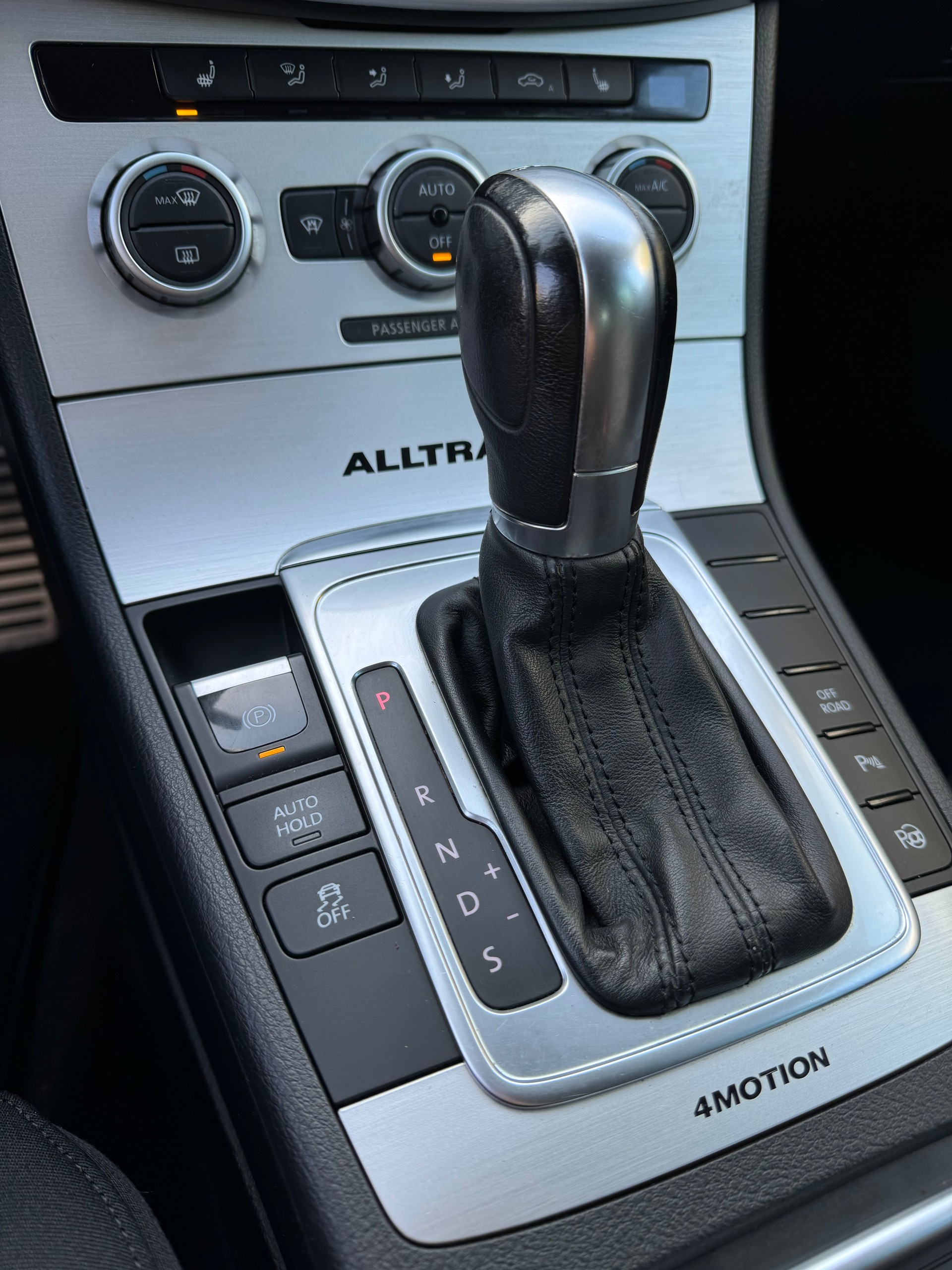 VW Passat Alltrack 2.0 TSI 4Motion DSG-image-12