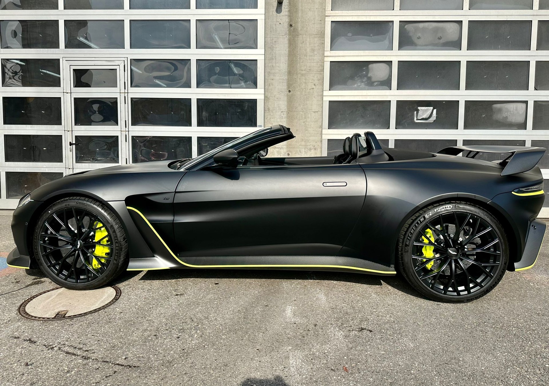 ASTON MARTIN V12 Vantage Roadster Limited Edition No.77/249-image-0