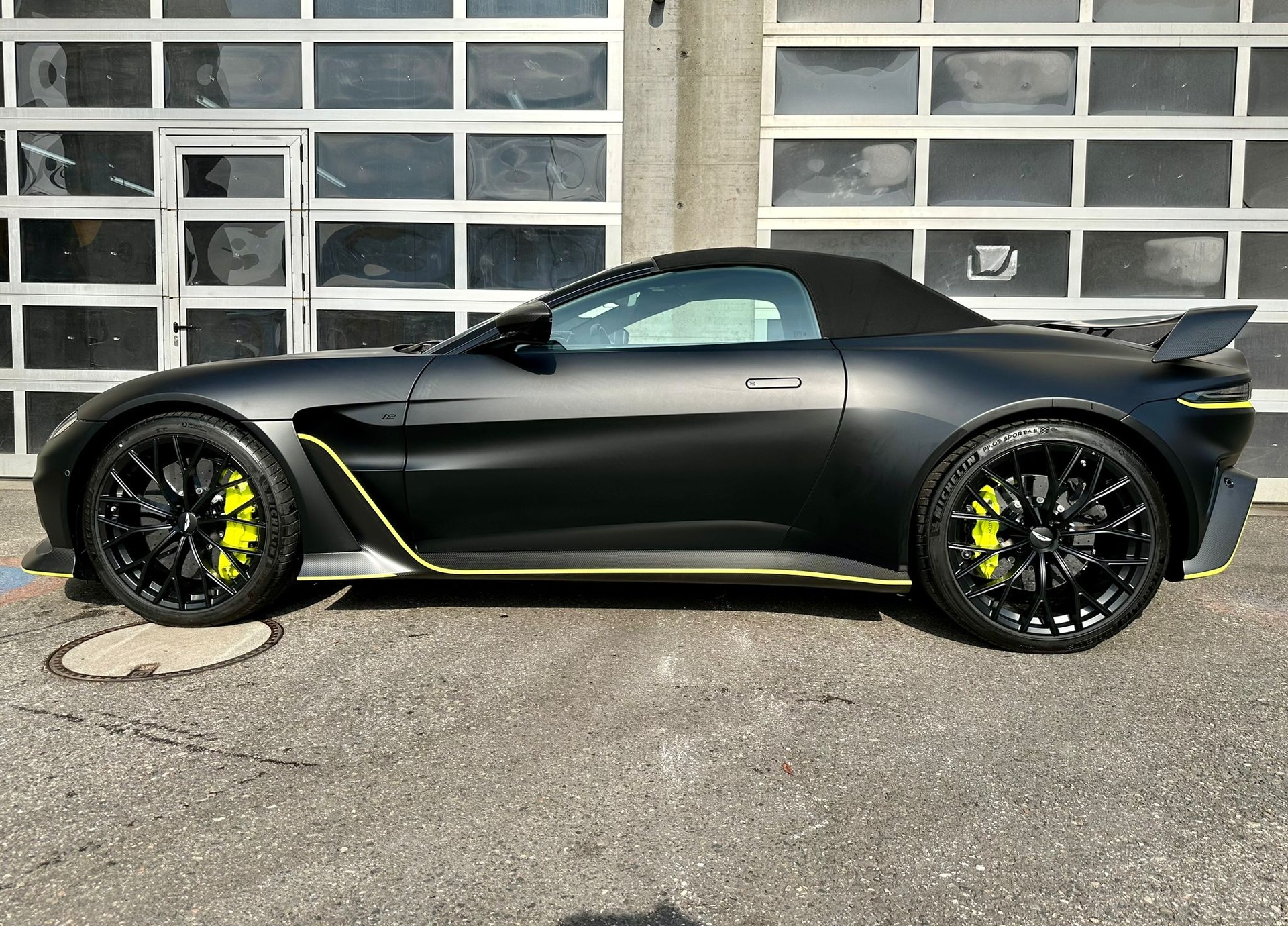 ASTON MARTIN V12 Vantage Roadster Limited Edition No.77/249-image-4