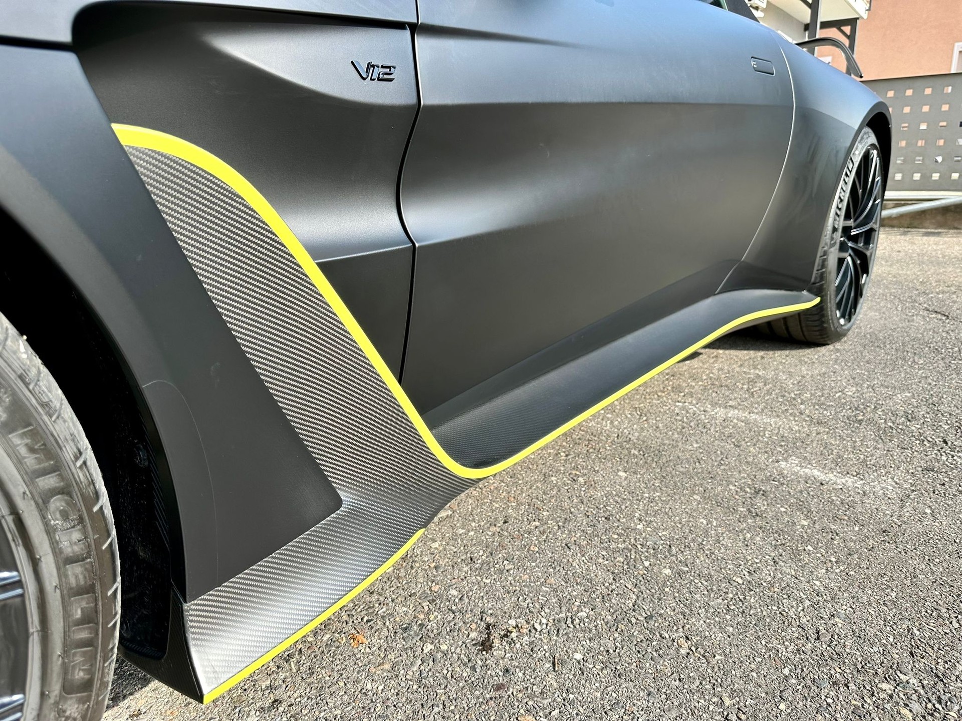 ASTON MARTIN V12 Vantage Roadster Limited Edition No.77/249-image-12