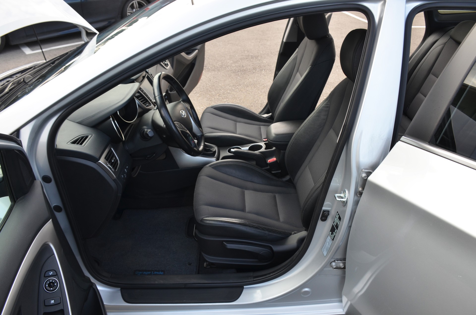 HYUNDAI i30 Wagon 1.6 CRDi Style-image-11