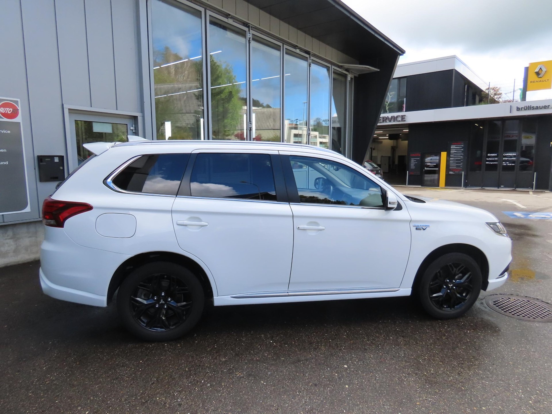 MITSUBISHI Outlander 2.4 PHEV Style-showroom-element-3