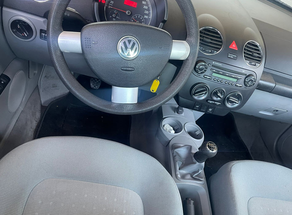 VW Beetle 1.6-image-9