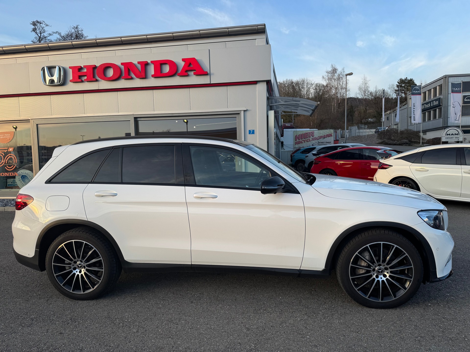 MERCEDES-BENZ GLC 300 4Matic AMG Line 9G-Tronic, Zölligs POWER OF DREAMS, bei Zöllig Finanzierung OHNE Zins möglich-showroom-element-1