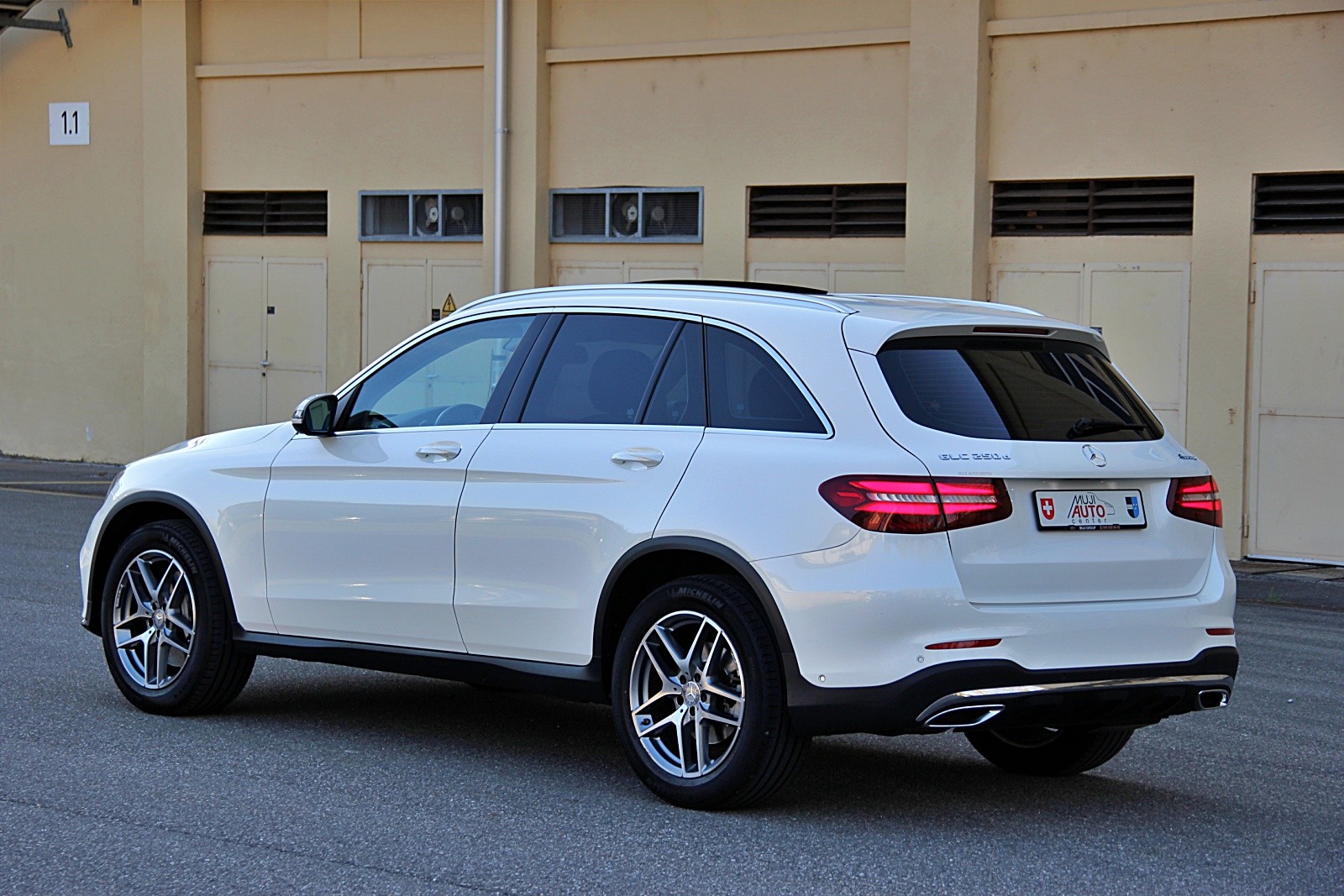 MERCEDES-BENZ GLC 250 d AMG Line 4Matic 9G-Tronic-showroom-element-2