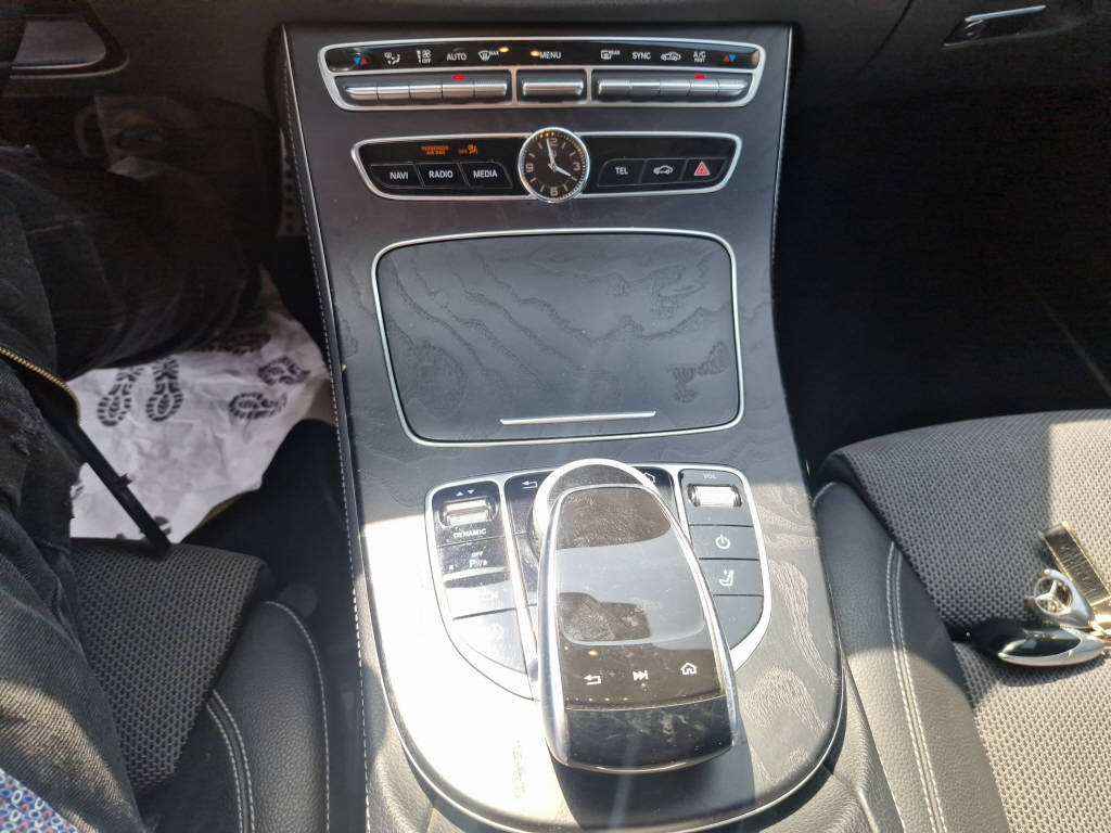 MERCEDES-BENZ E 220 d Swiss Star Avantgarde 4matic Kombi-image-10