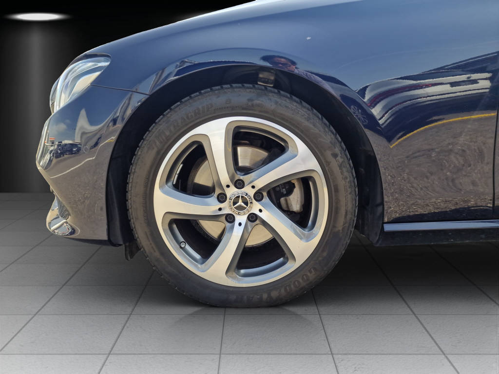 MERCEDES-BENZ E 220 d Swiss Star Avantgarde 4matic Kombi-image-15