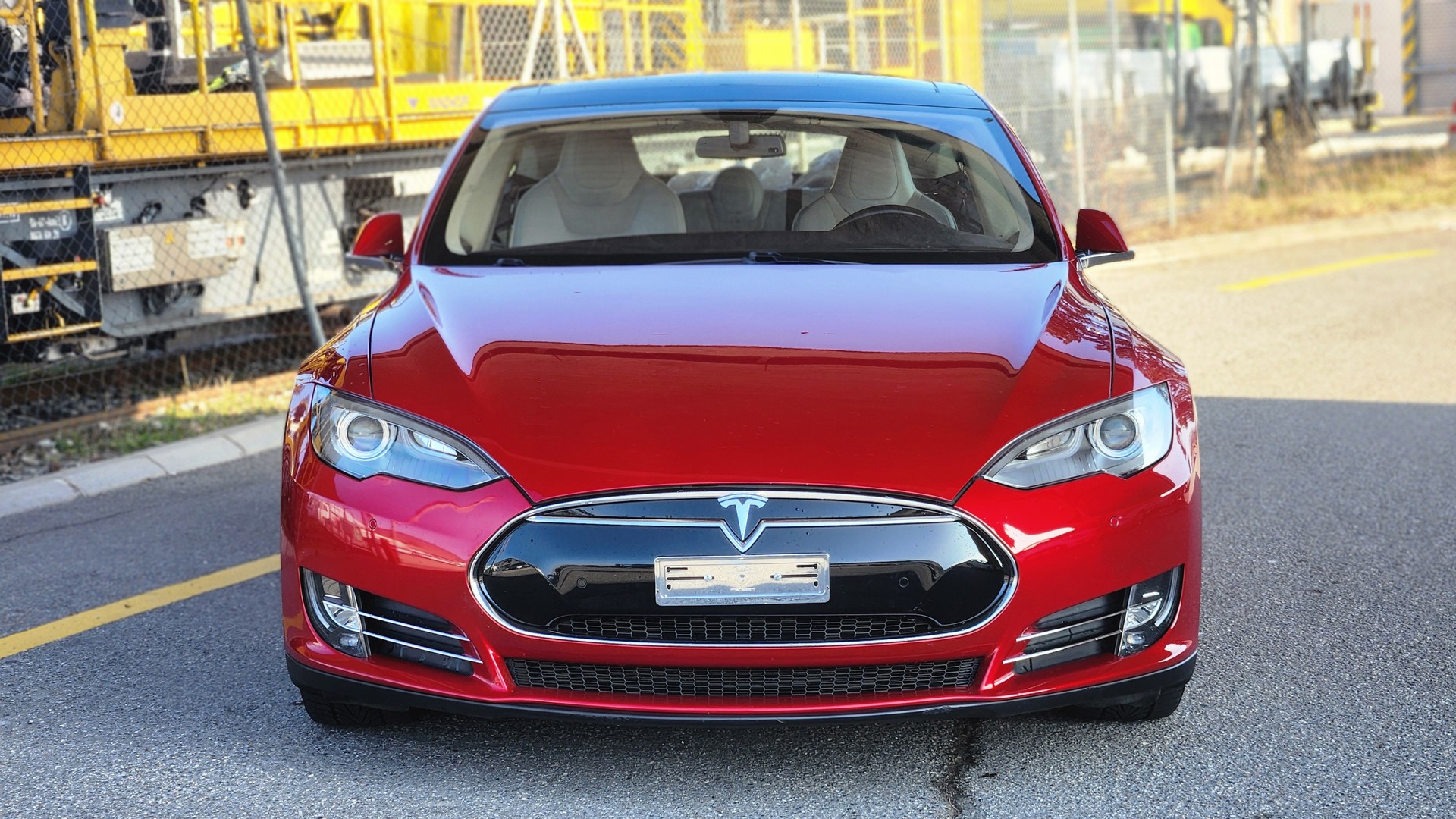 TESLA Model S 85 Performance-showroom-element-1