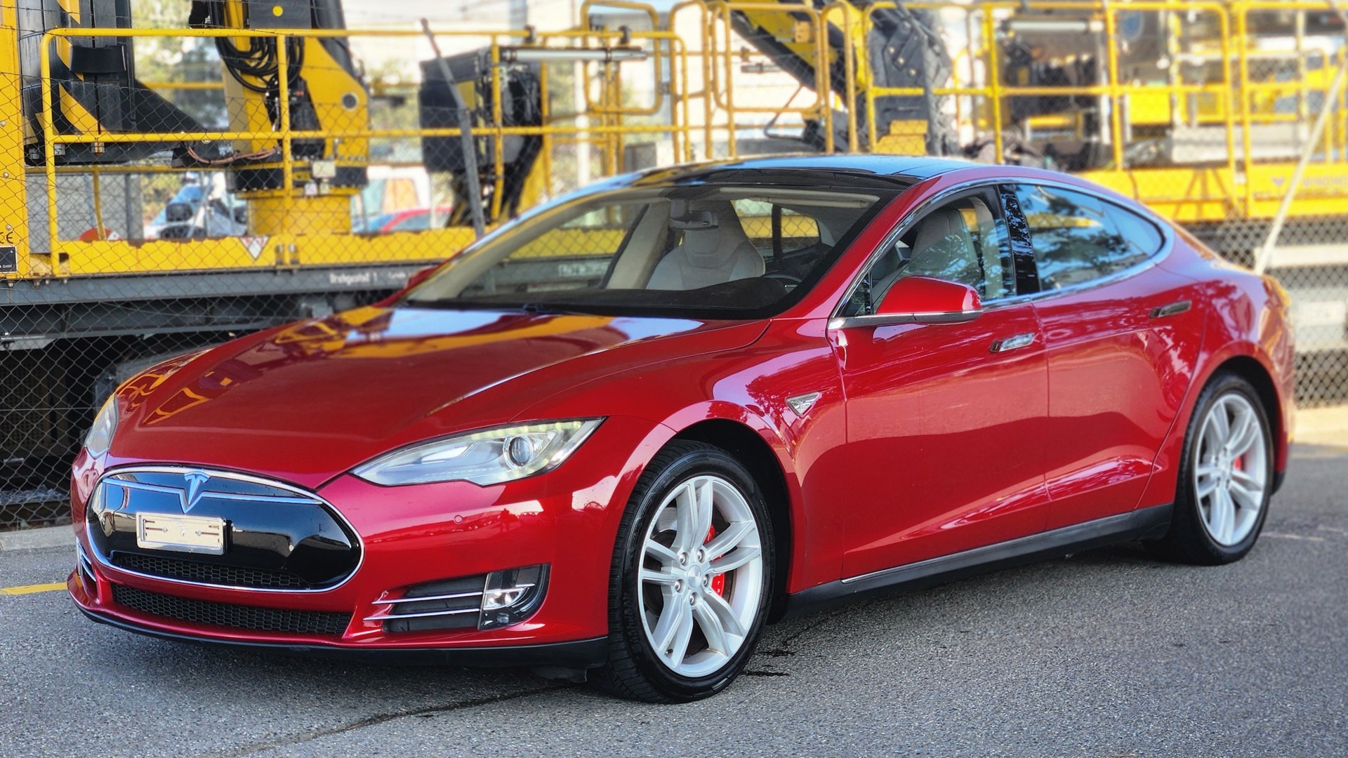 TESLA Model S 85 Performance-showroom-element-2