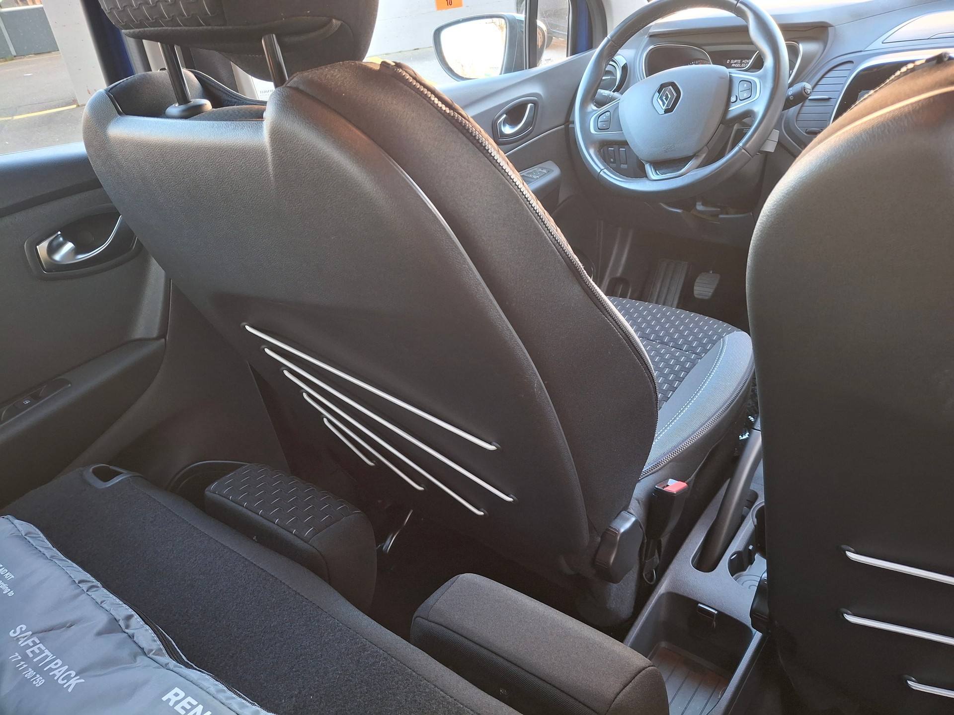 RENAULT Captur 1.3 T 16V Intens-showroom-element-3