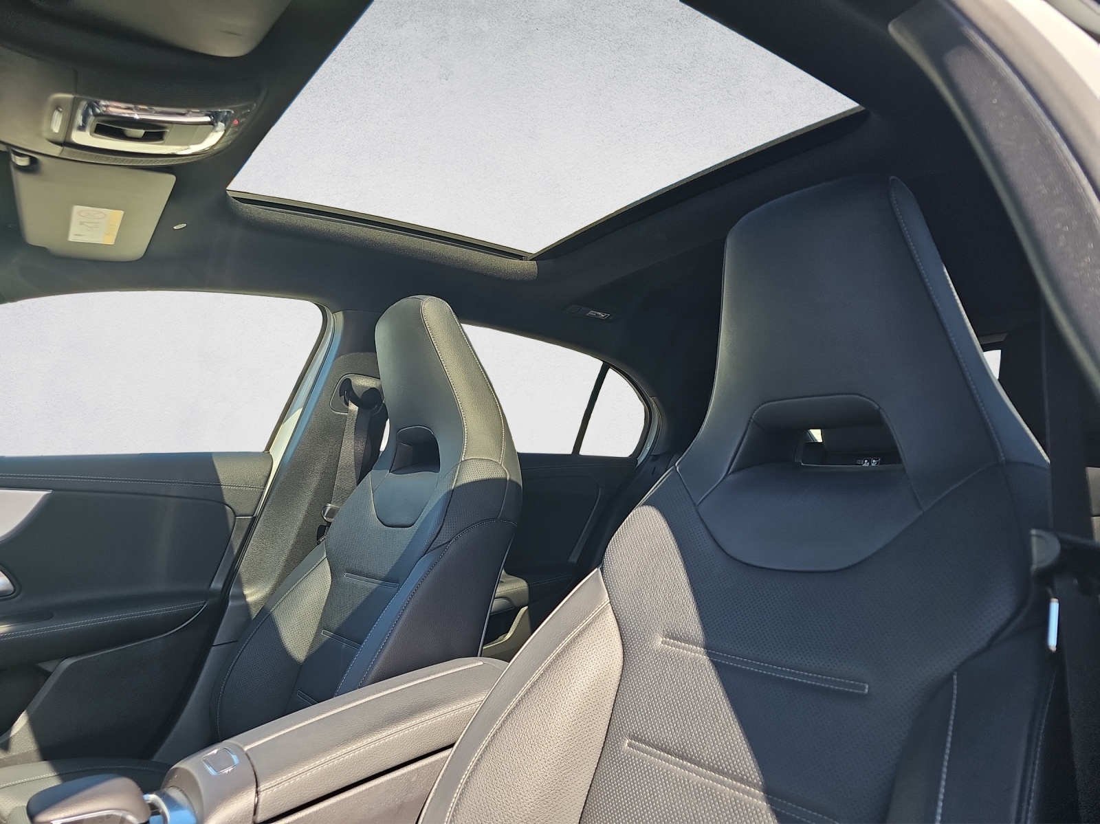 MERCEDES-BENZ A 35 AMG 4Matic Speedshift-image-9