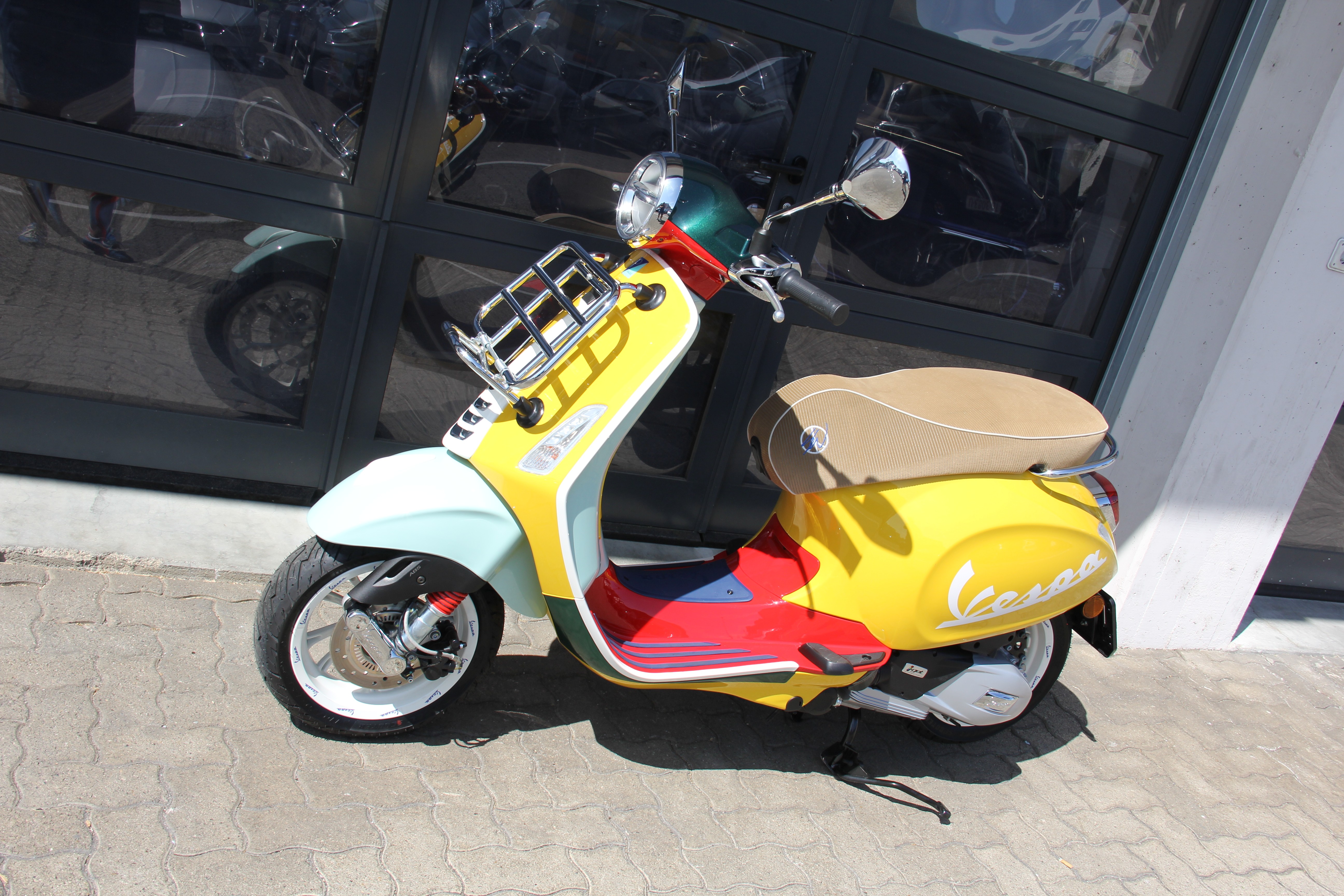 vespa 125 wotherspoon