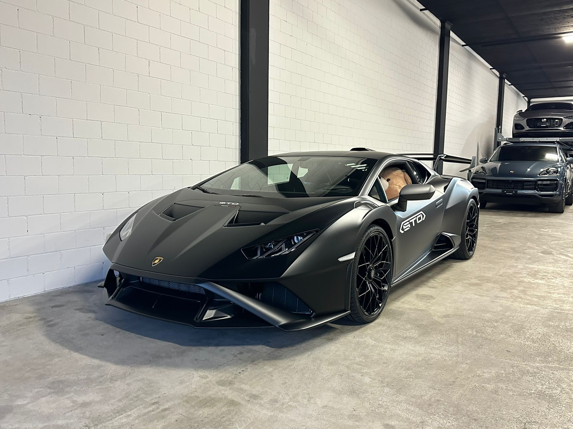 LAMBORGHINI Huracan STO Coupé DCT RWD Ad Personam Mattlackierung-image-1