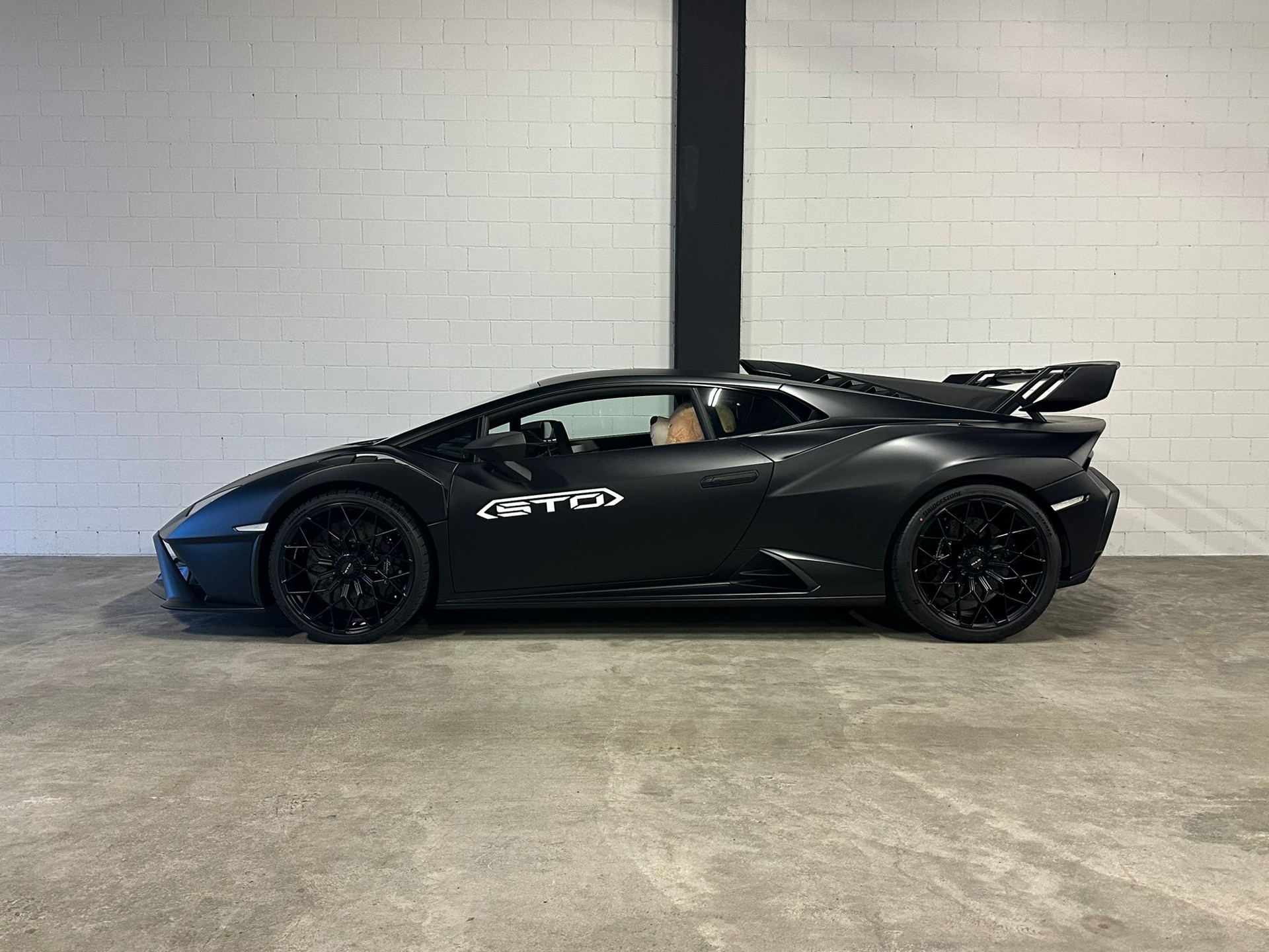 LAMBORGHINI Huracan STO Coupé DCT RWD Ad Personam Mattlackierung-image-0