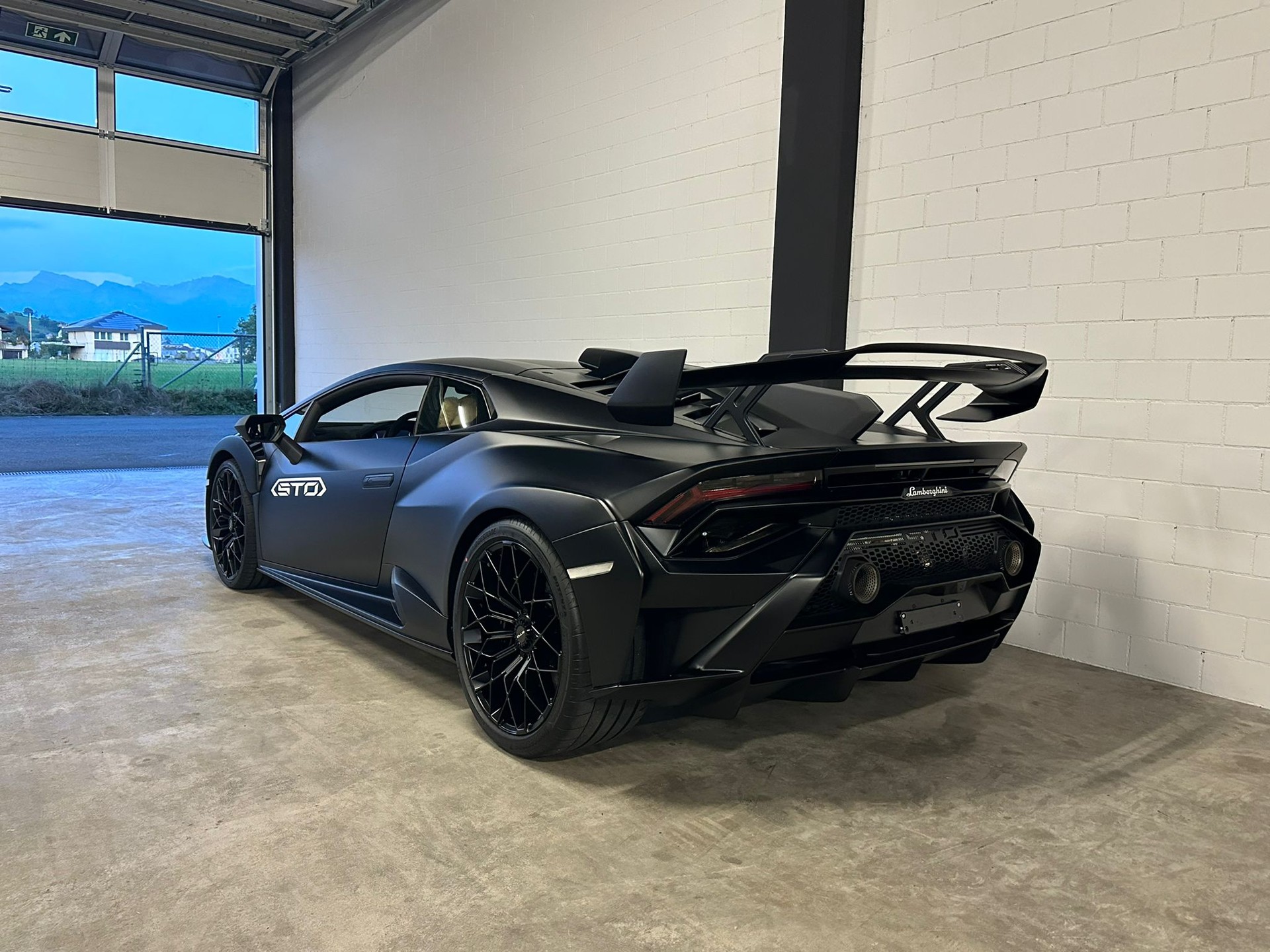 LAMBORGHINI Huracan STO Coupé DCT RWD Ad Personam Mattlackierung-image-4