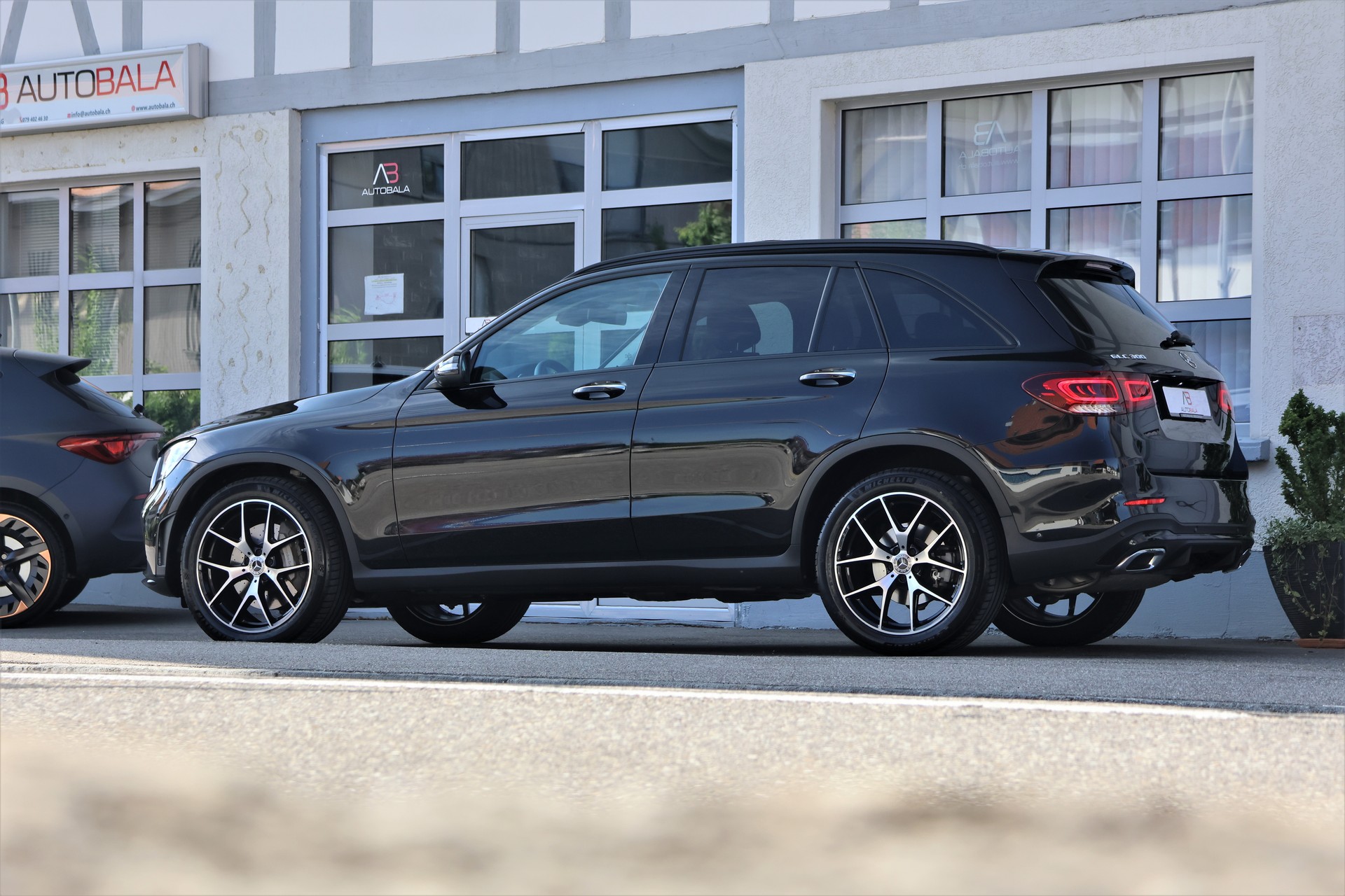 MERCEDES-BENZ GLC 300 AMG Line 4Matic 9G-Tronic (CH) MSI+-showroom-element-2