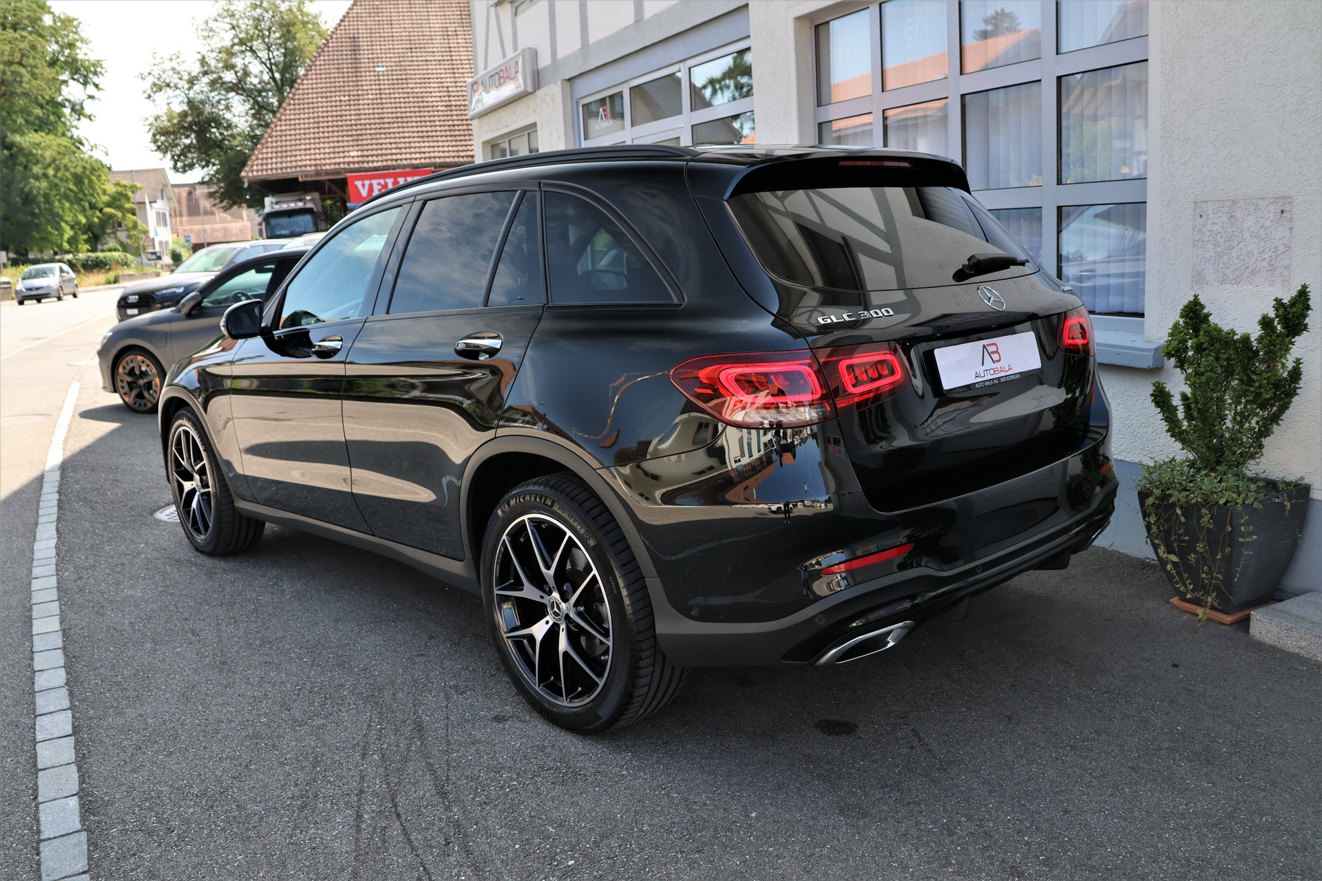 MERCEDES-BENZ GLC 300 AMG Line 4Matic 9G-Tronic (CH) MSI+-showroom-element-3