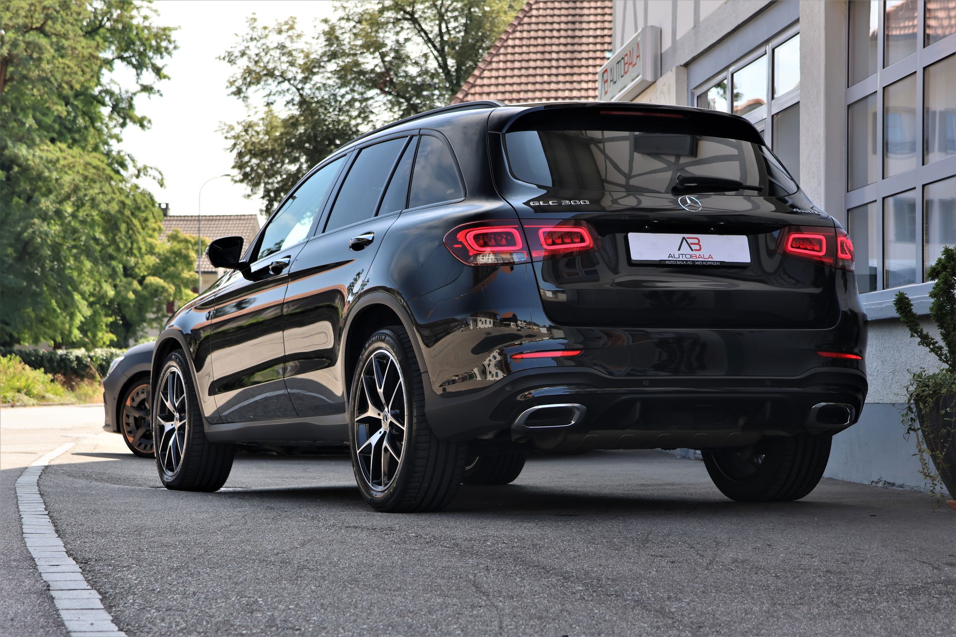 MERCEDES-BENZ GLC 300 AMG Line 4Matic 9G-Tronic (CH) MSI+-showroom-element-1