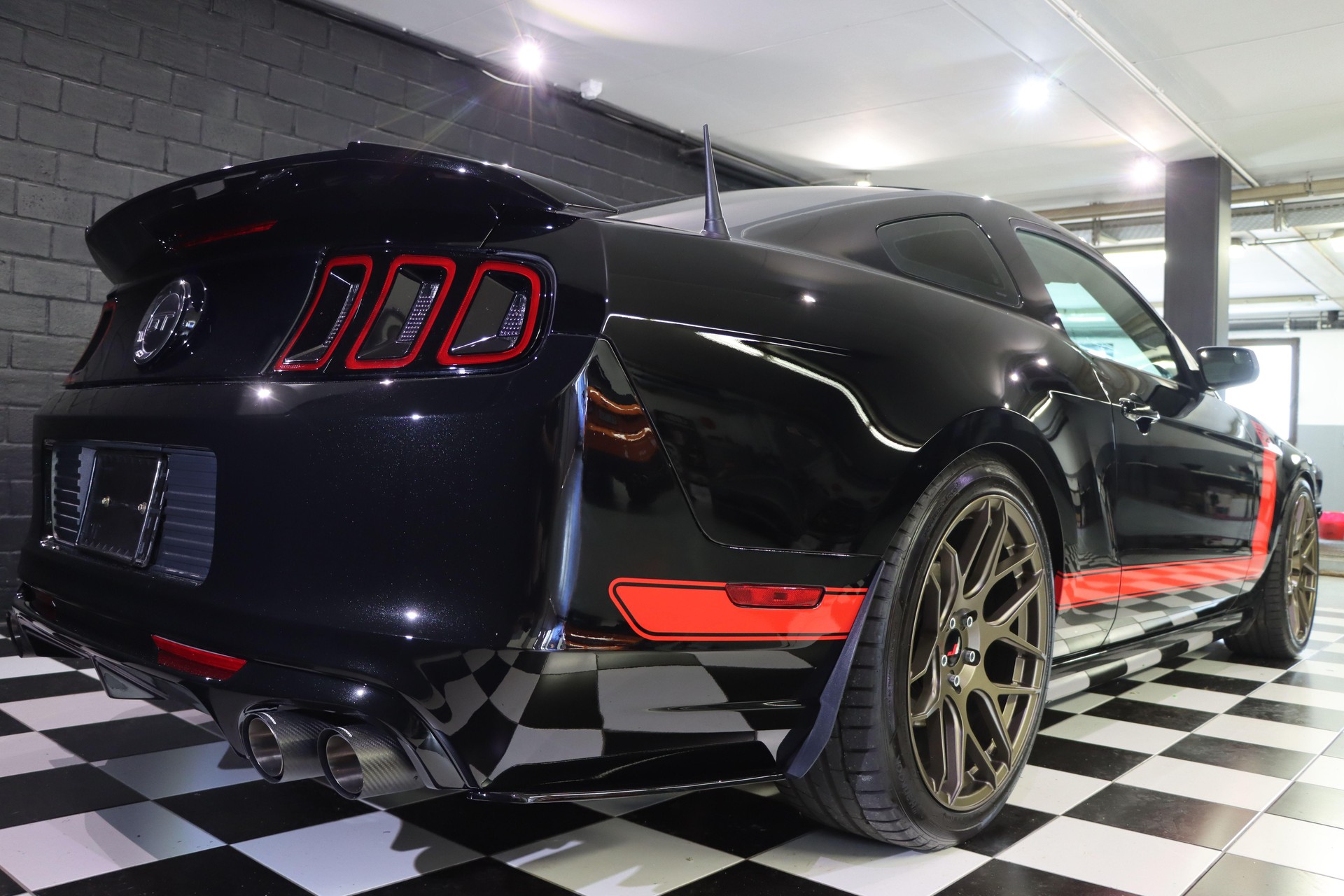 FORD Mustang 5.0 V8 GT-showroom-element-3