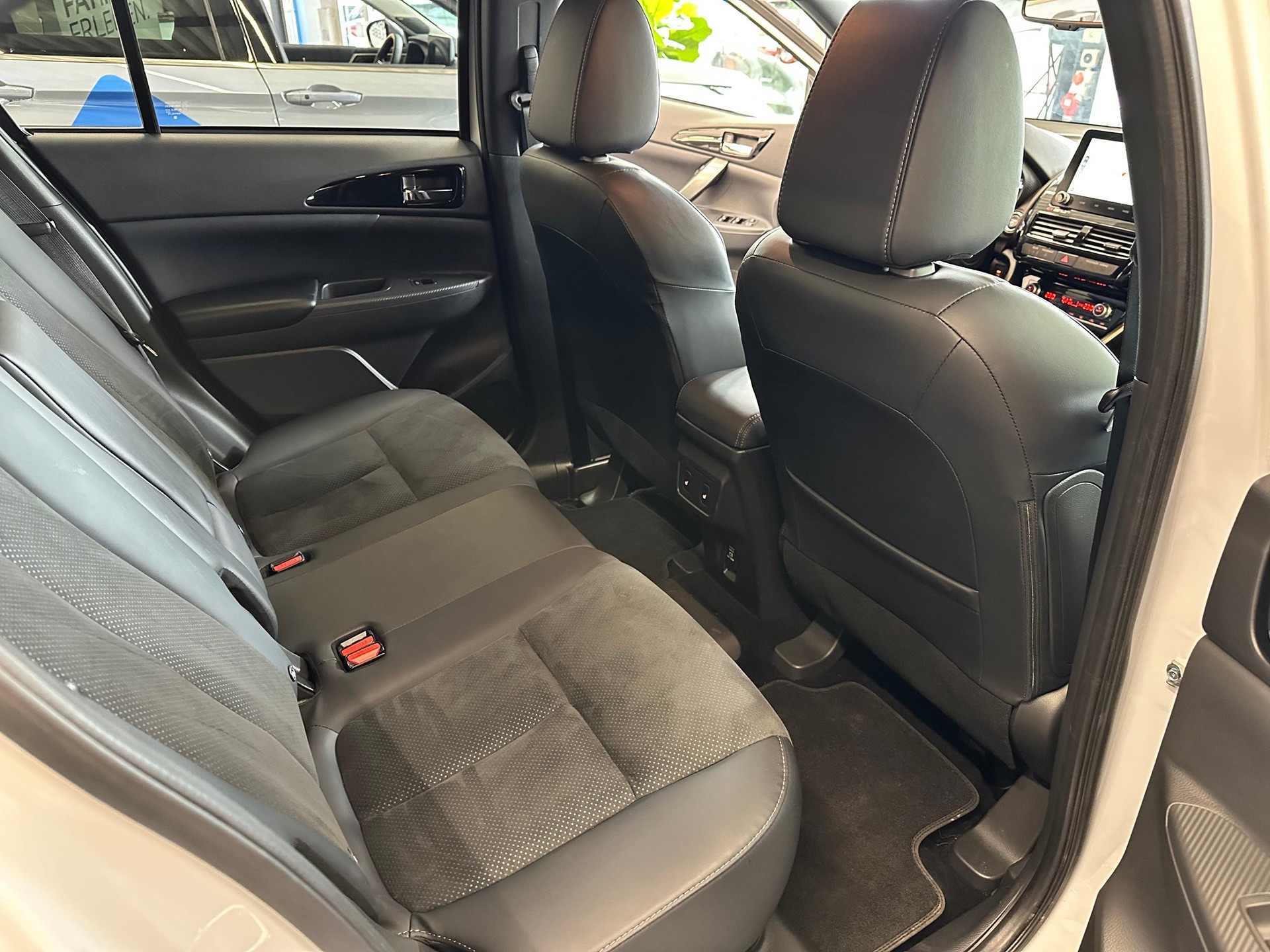 MITSUBISHI Eclipse Cross 2.4 PHEV Blackline 4x4-image-14