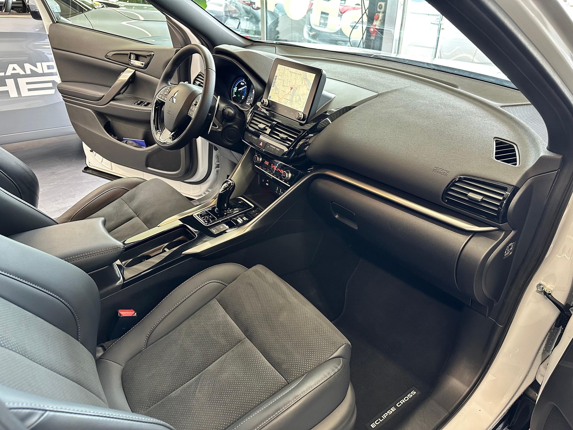 MITSUBISHI Eclipse Cross 2.4 PHEV Blackline 4x4-image-15