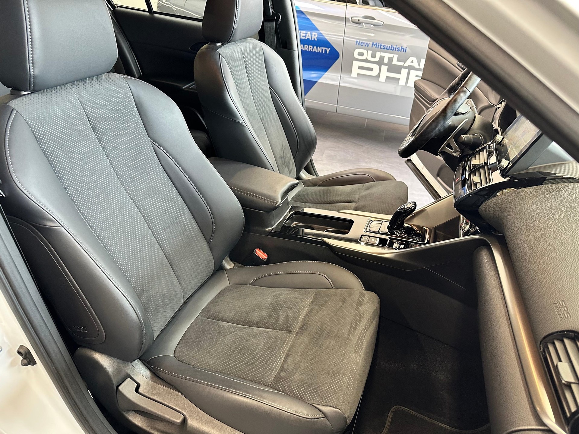 MITSUBISHI Eclipse Cross 2.4 PHEV Blackline 4x4-image-16