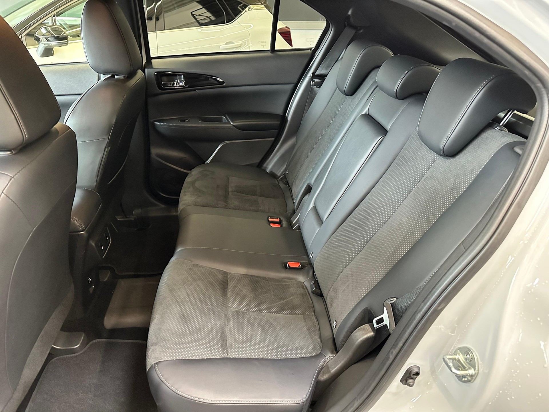 MITSUBISHI Eclipse Cross 2.4 PHEV Blackline 4x4-image-9