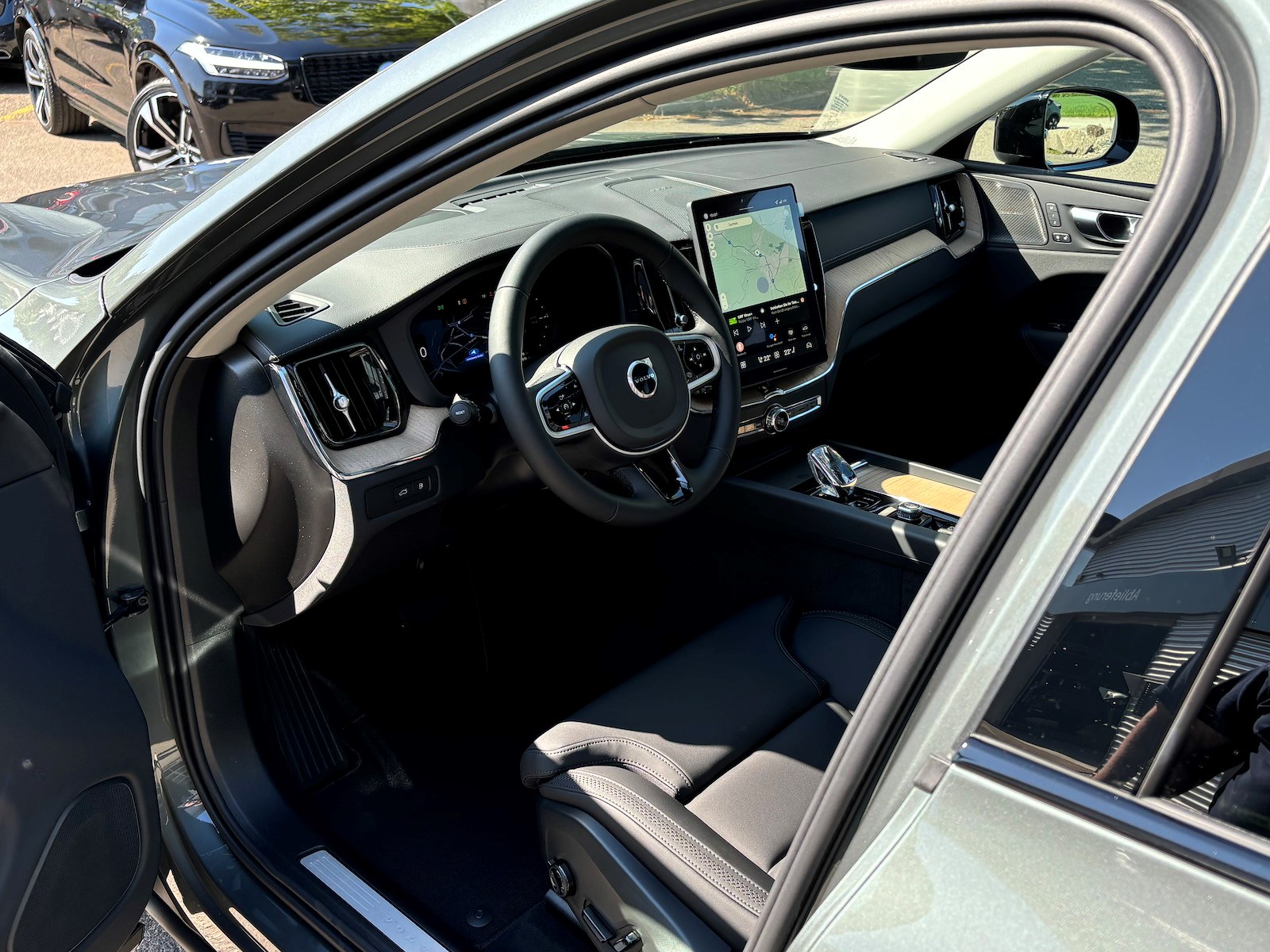 VOLVO XC60 2.0 T8 TE Ultra Dark eAWD-showroom-element-2