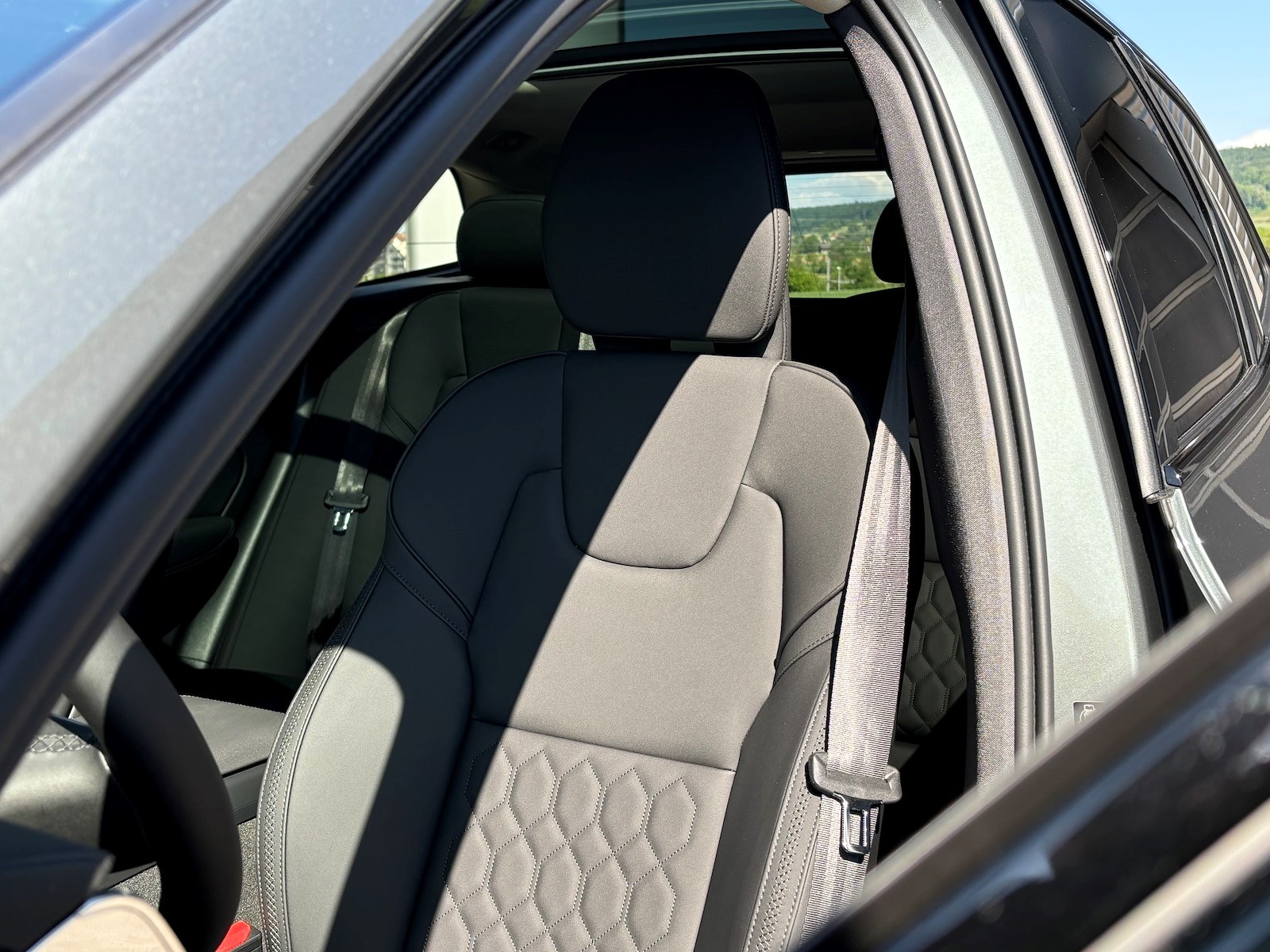 VOLVO XC60 2.0 T8 TE Ultra Dark eAWD-showroom-element-3