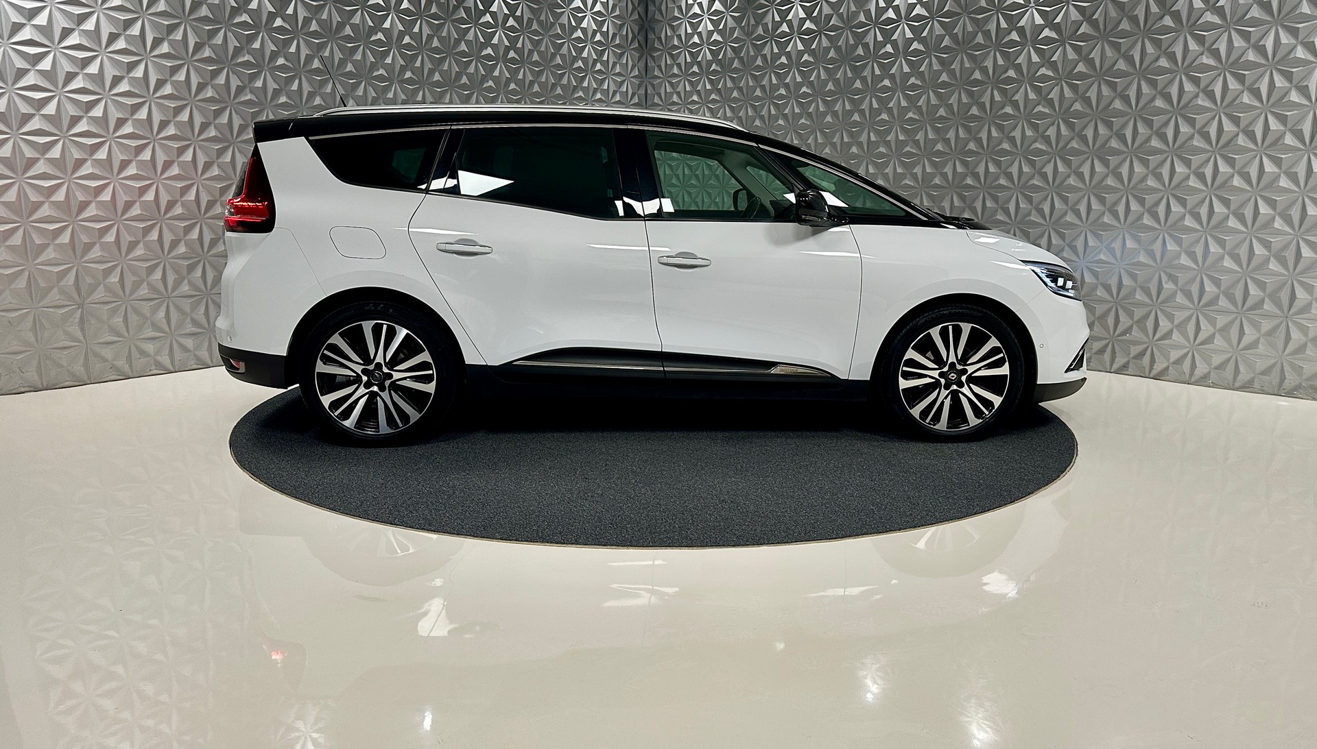 RENAULT Grand Scénic 1.8 dCi Initiale EDC **7-PLÄTZER**-showroom-element-3