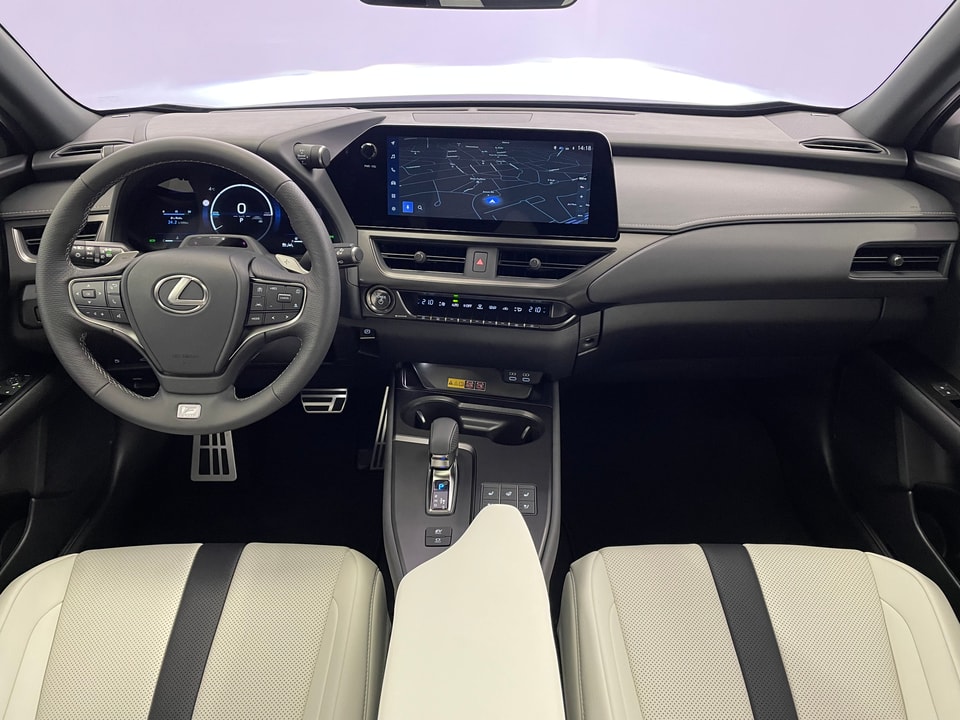 UX 300h F Sport E-FOUR Voll-Hybrid