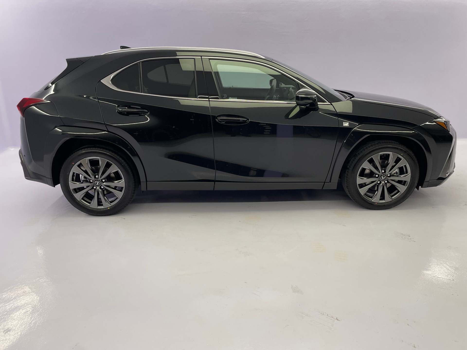 LEXUS UX 300h F Sport E-FOUR Voll-Hybrid-showroom-element-2