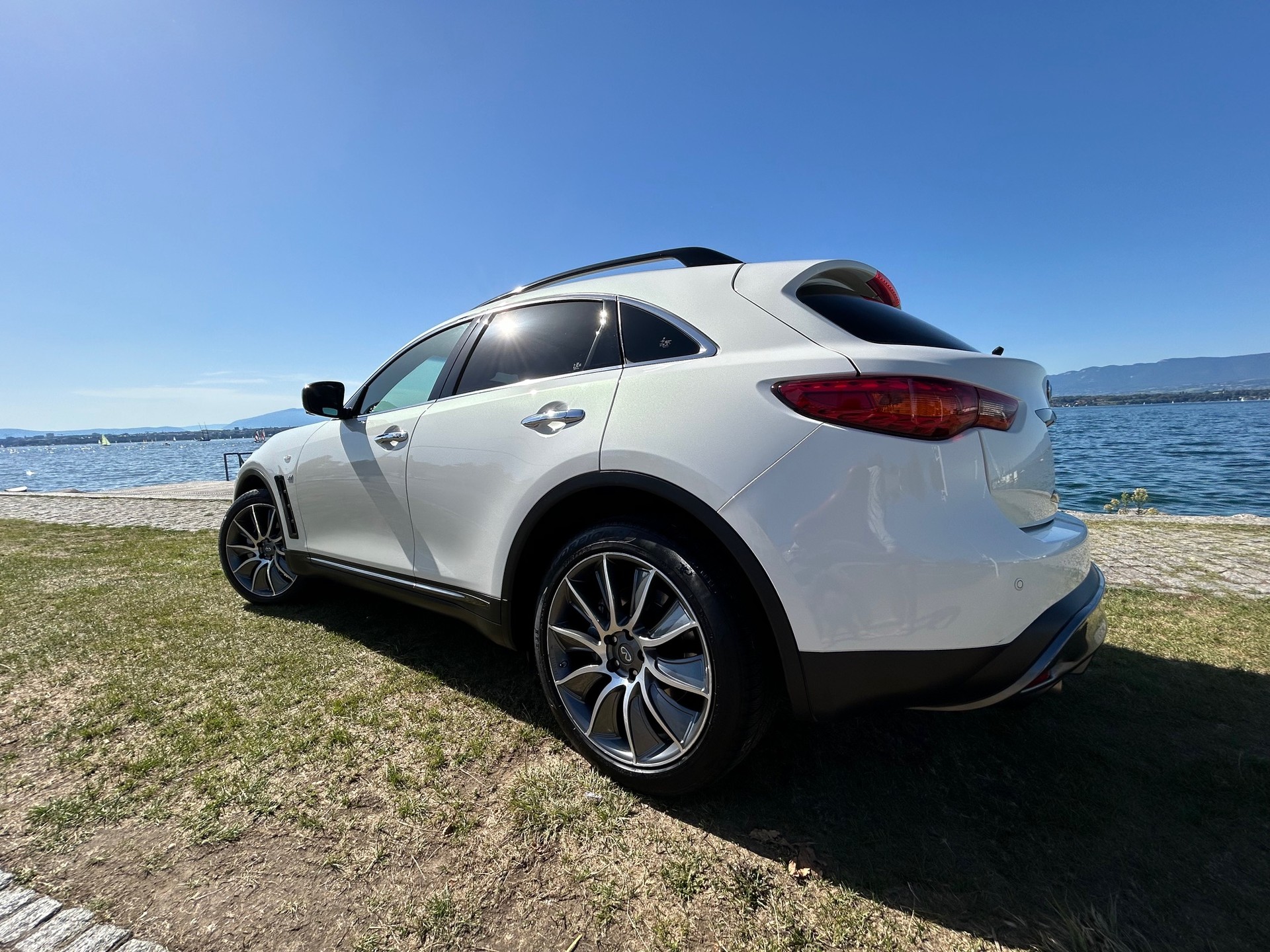 INFINITI QX70 3.7 Ultimate AWD Automatic-image-10
