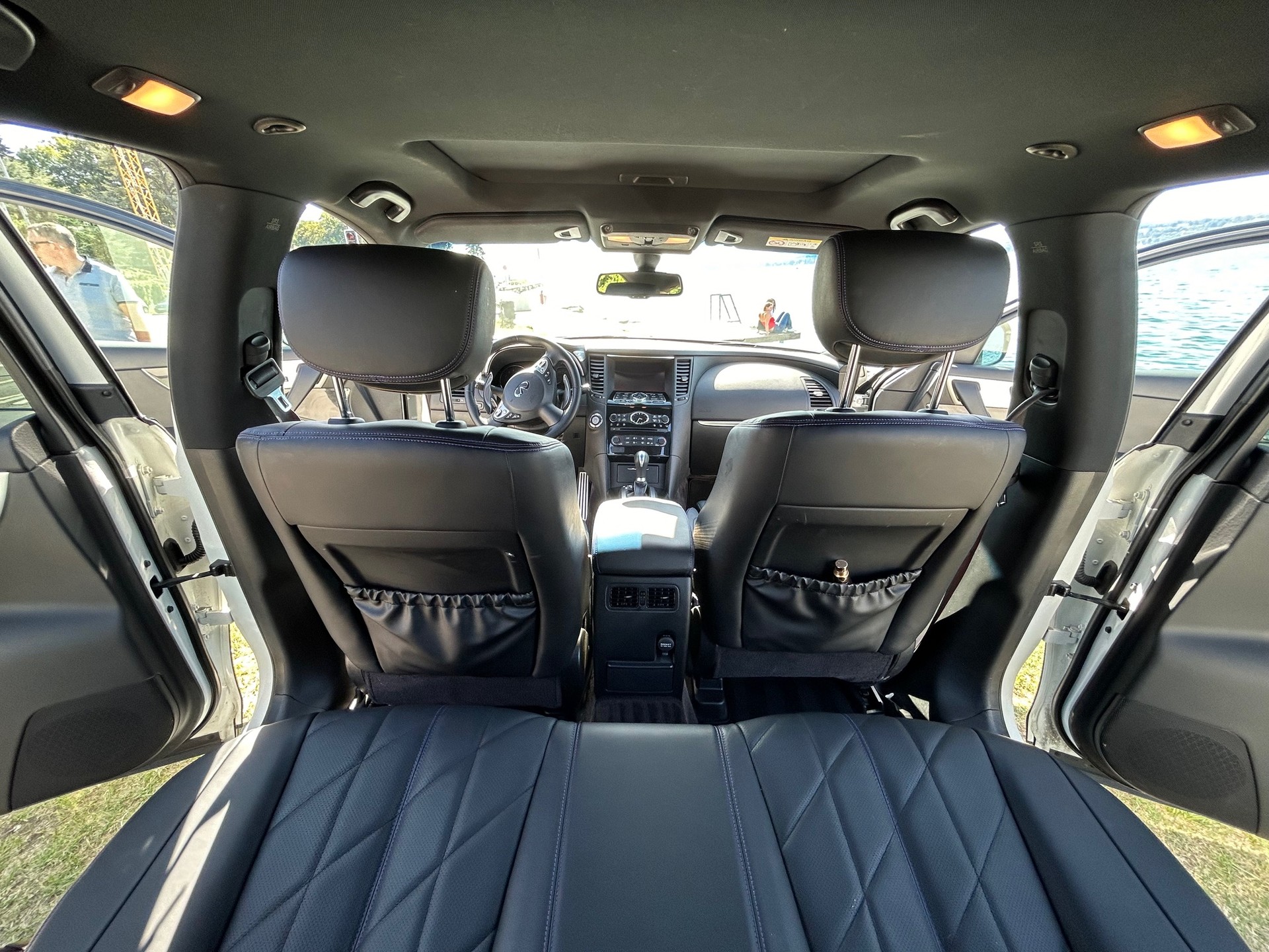 INFINITI QX70 3.7 Ultimate AWD Automatic-image-12