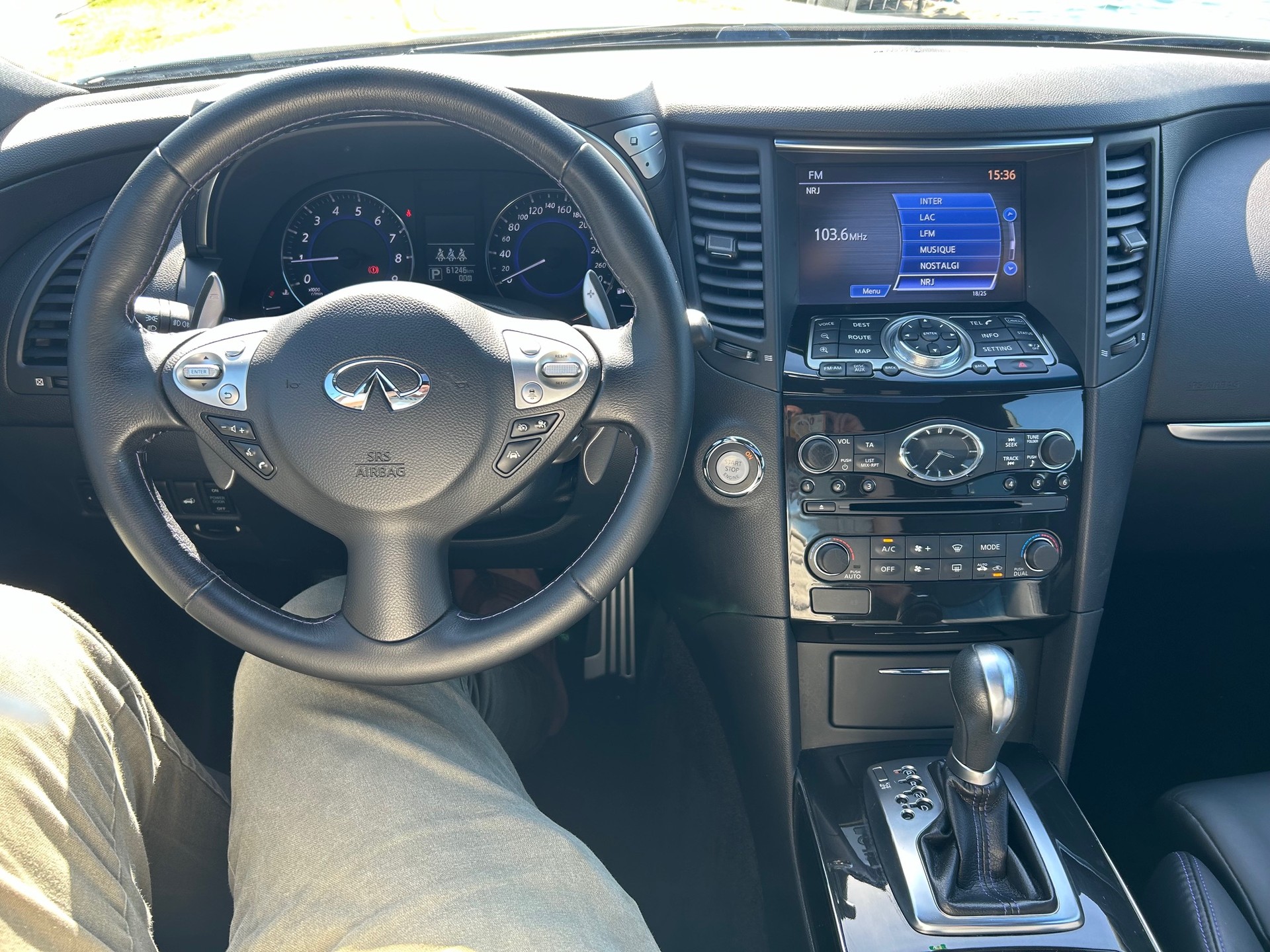 INFINITI QX70 3.7 Ultimate AWD Automatic-image-6