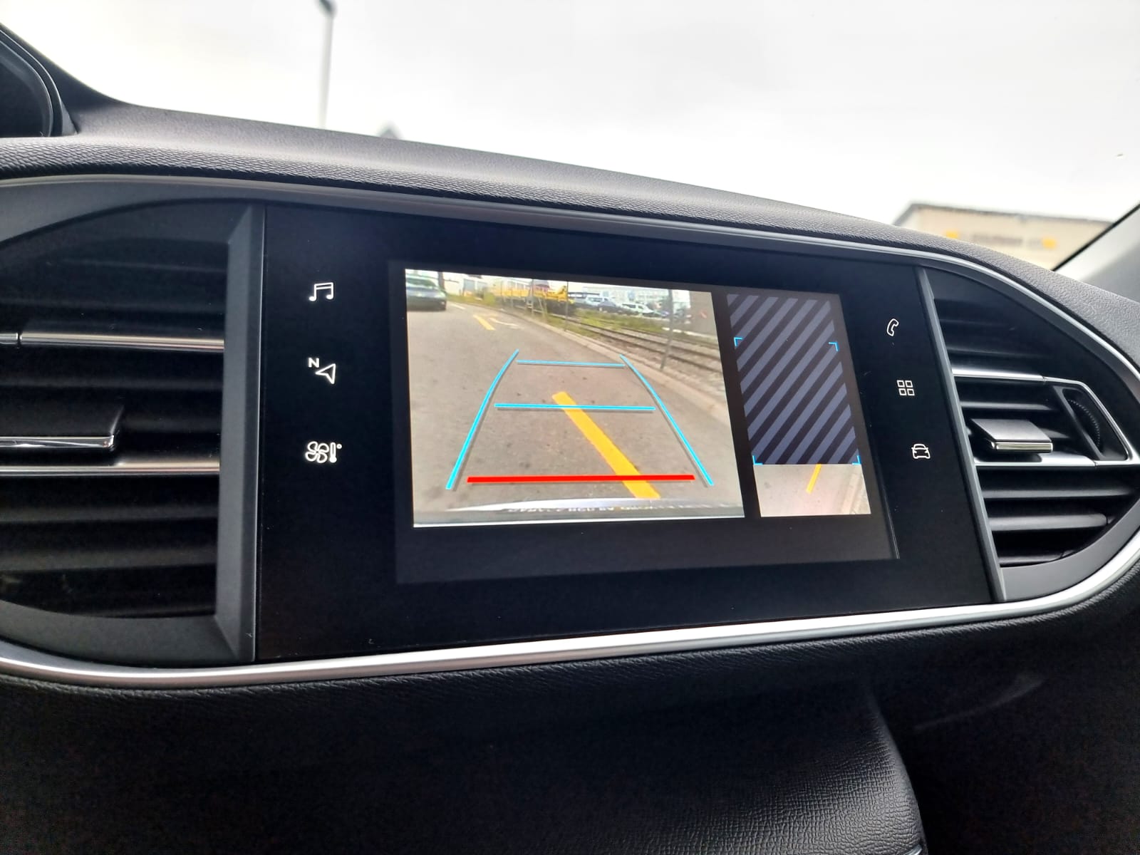 PEUGEOT 308 1.2 Pure Tech Style-image-11