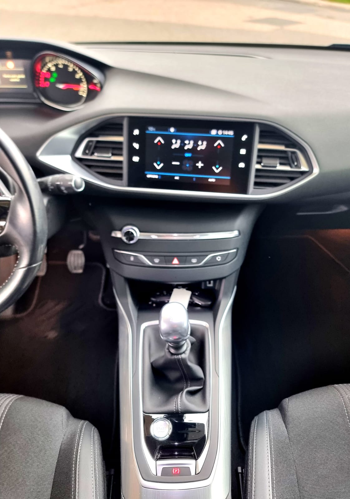 PEUGEOT 308 1.2 Pure Tech Style-image-9
