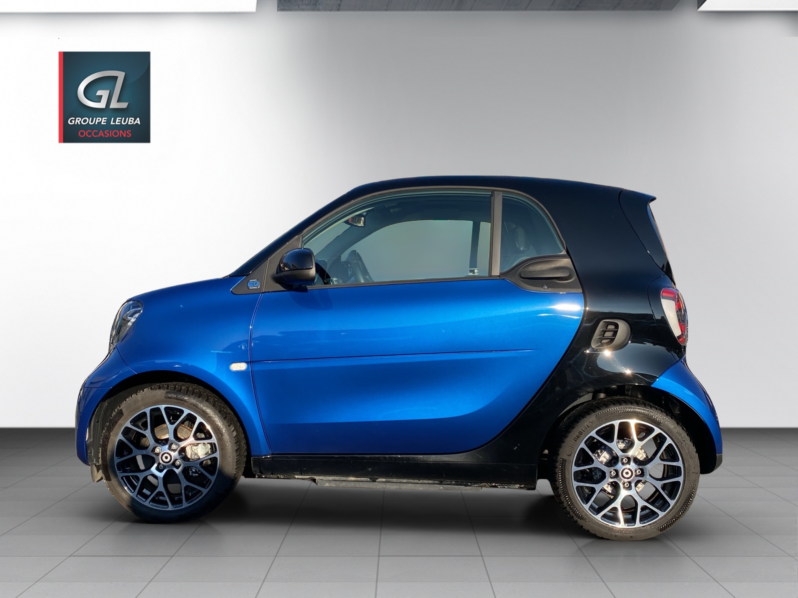 SMART fortwo EQ prime-showroom-element-2