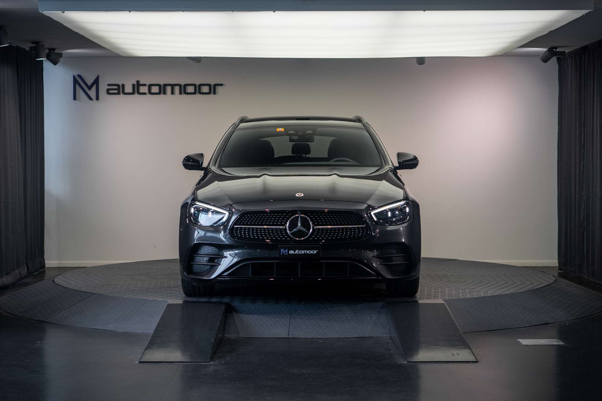 MERCEDES-BENZ E 220 d T 4Matic AMG Line 9G-Tronic *AHK* *Panorama* *Burmester* *CH-Fahrzeug*-showroom-element-1