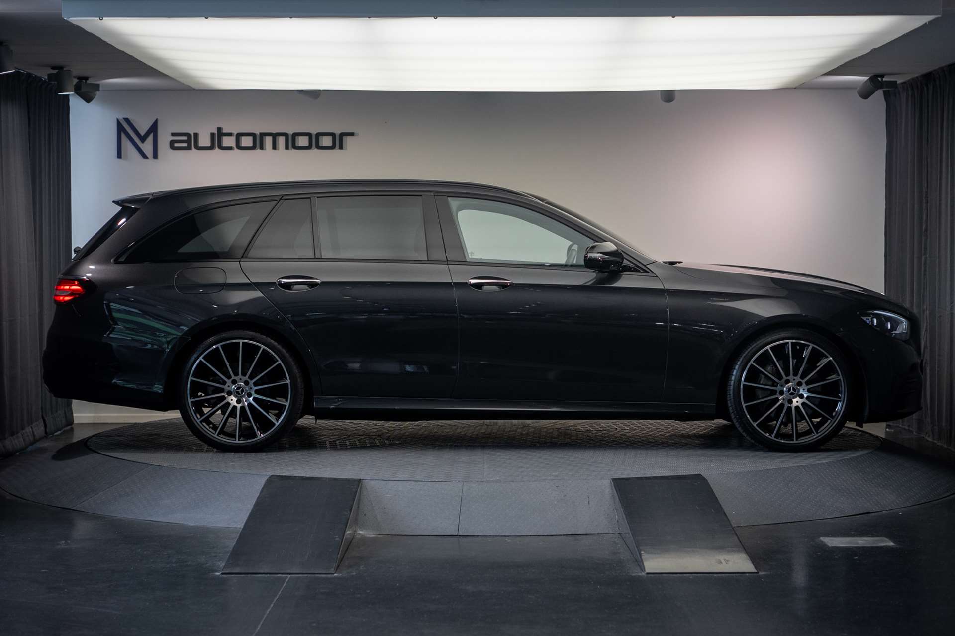 MERCEDES-BENZ E 220 d T 4Matic AMG Line 9G-Tronic *AHK* *Panorama* *Burmester* *CH-Fahrzeug*-showroom-element-3