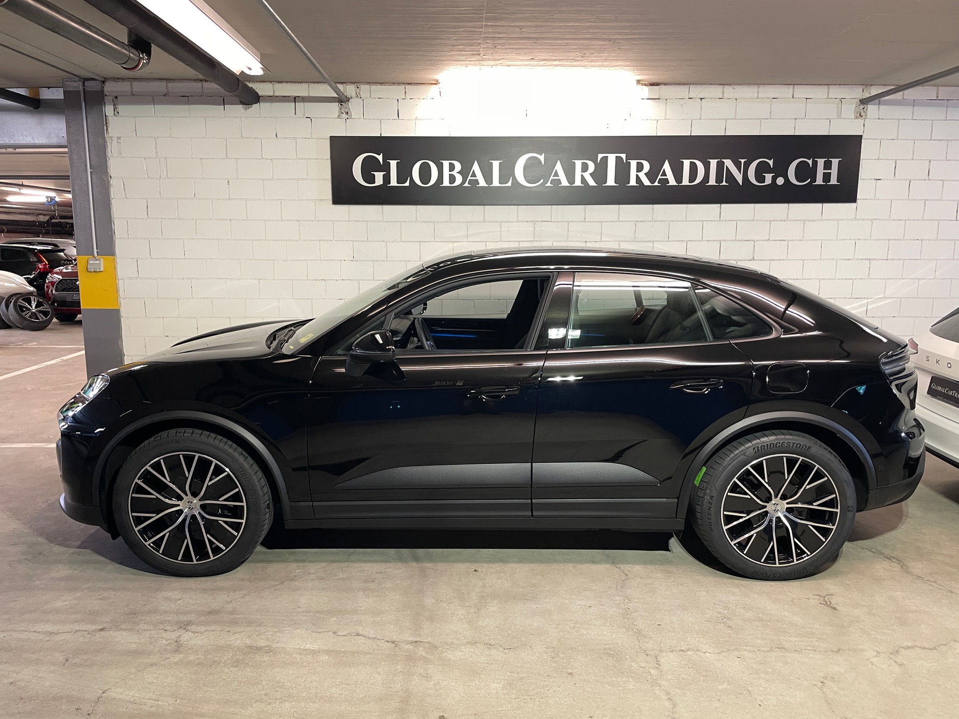 PORSCHE Macan 4 100kWh-showroom-element-2