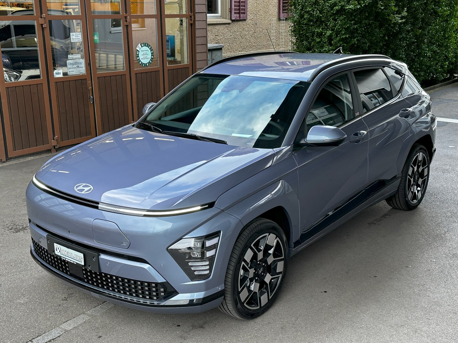 HYUNDAI Kona EV 65.4 kWh Amplia-showroom-element-2