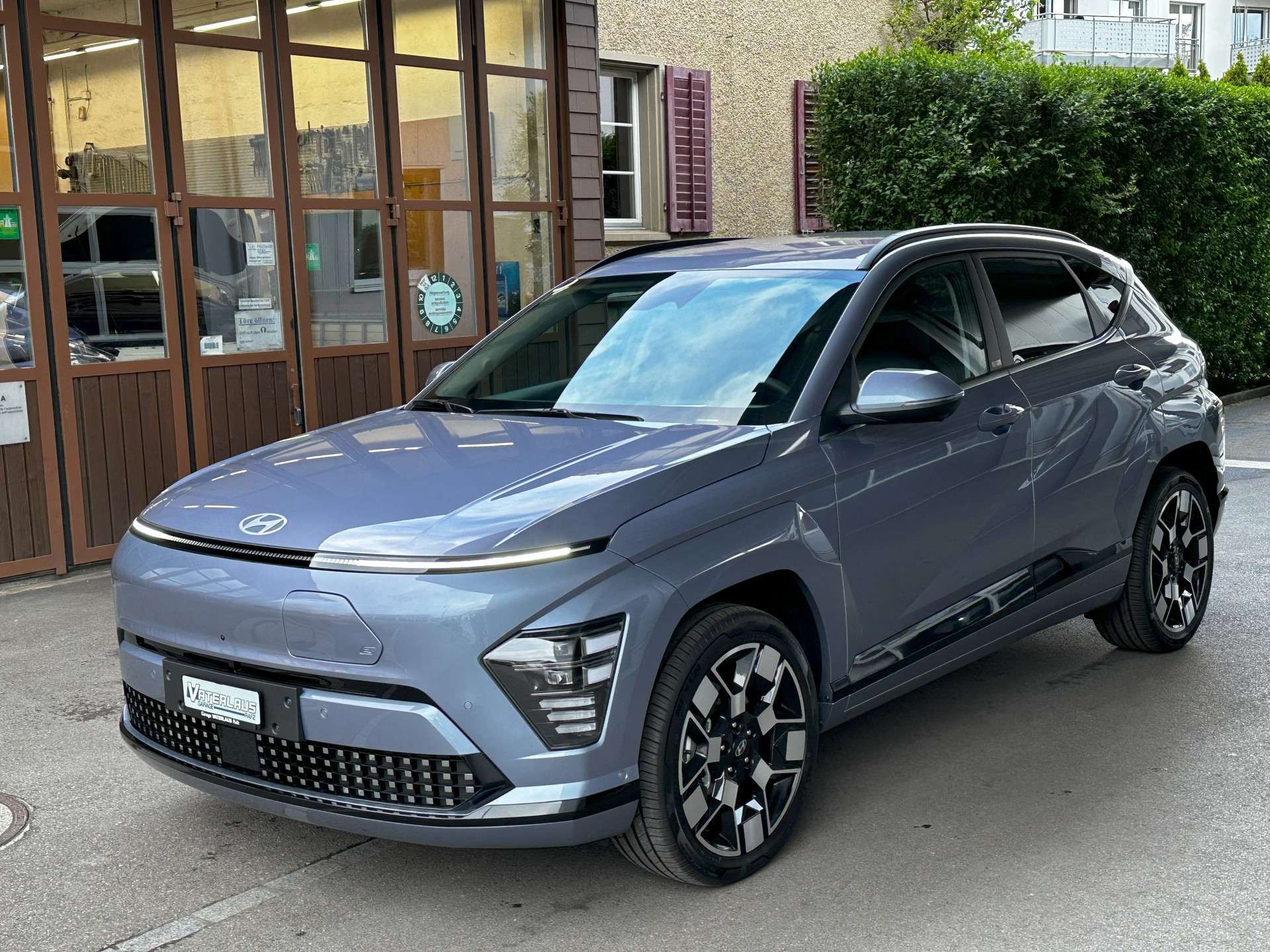 HYUNDAI Kona EV 65.4 kWh Amplia-showroom-element-1