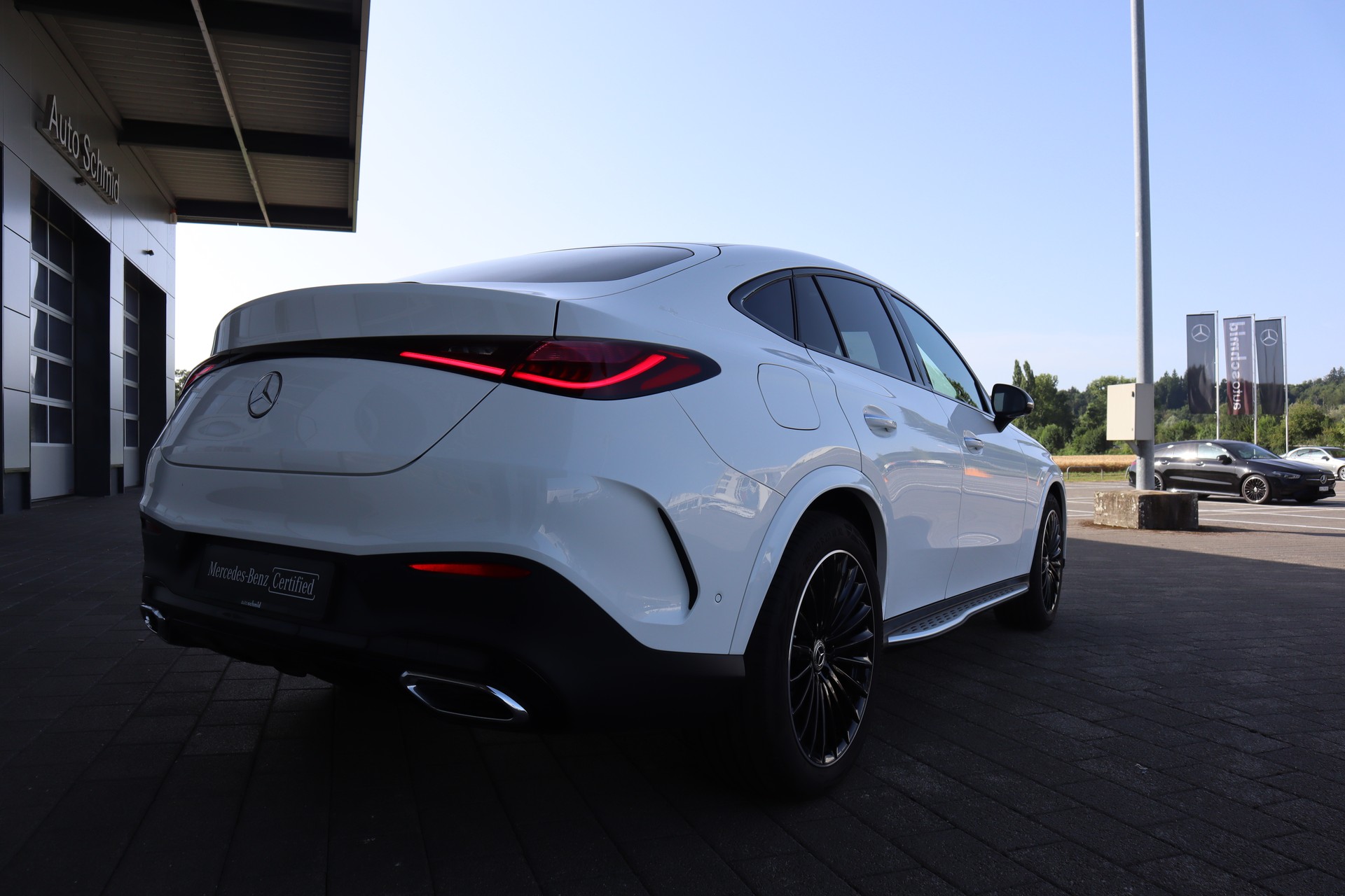 MERCEDES-BENZ GLC 300 4Matic AMG Line 9G-Tronic-showroom-element-1